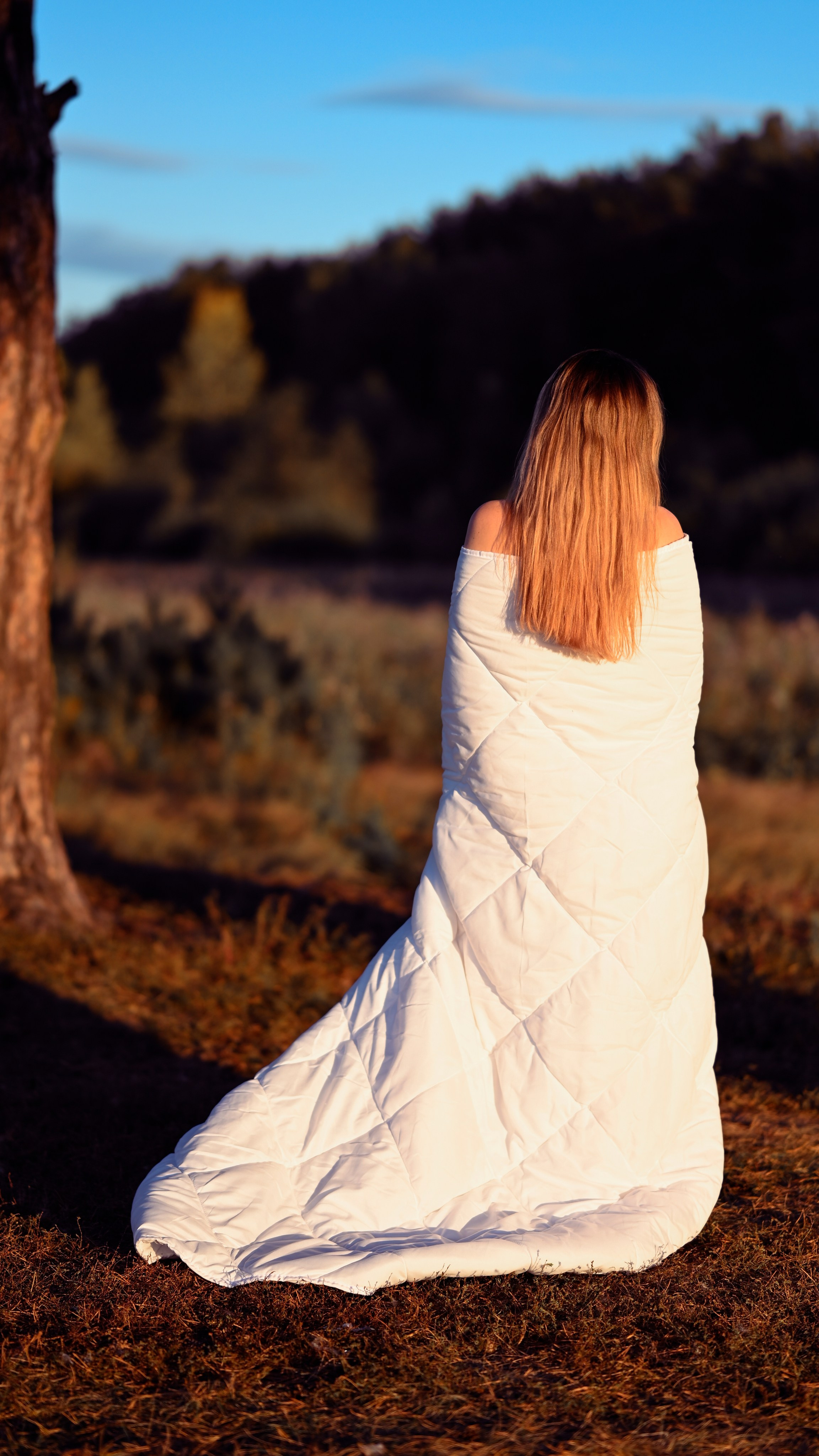 Фотосессия девушка в одеяле на природе Тюмени