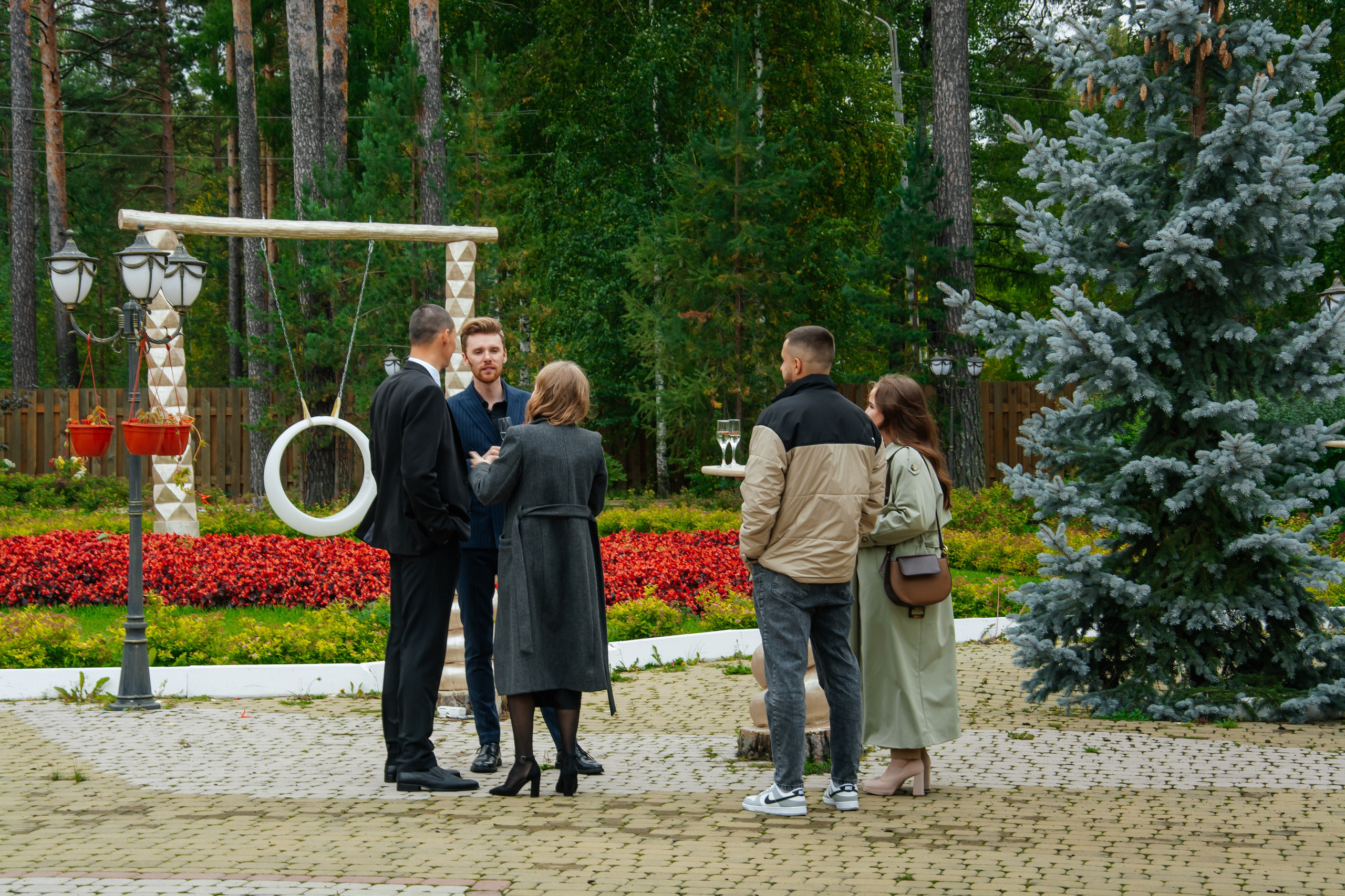 Гости ждут свадебную церемонию