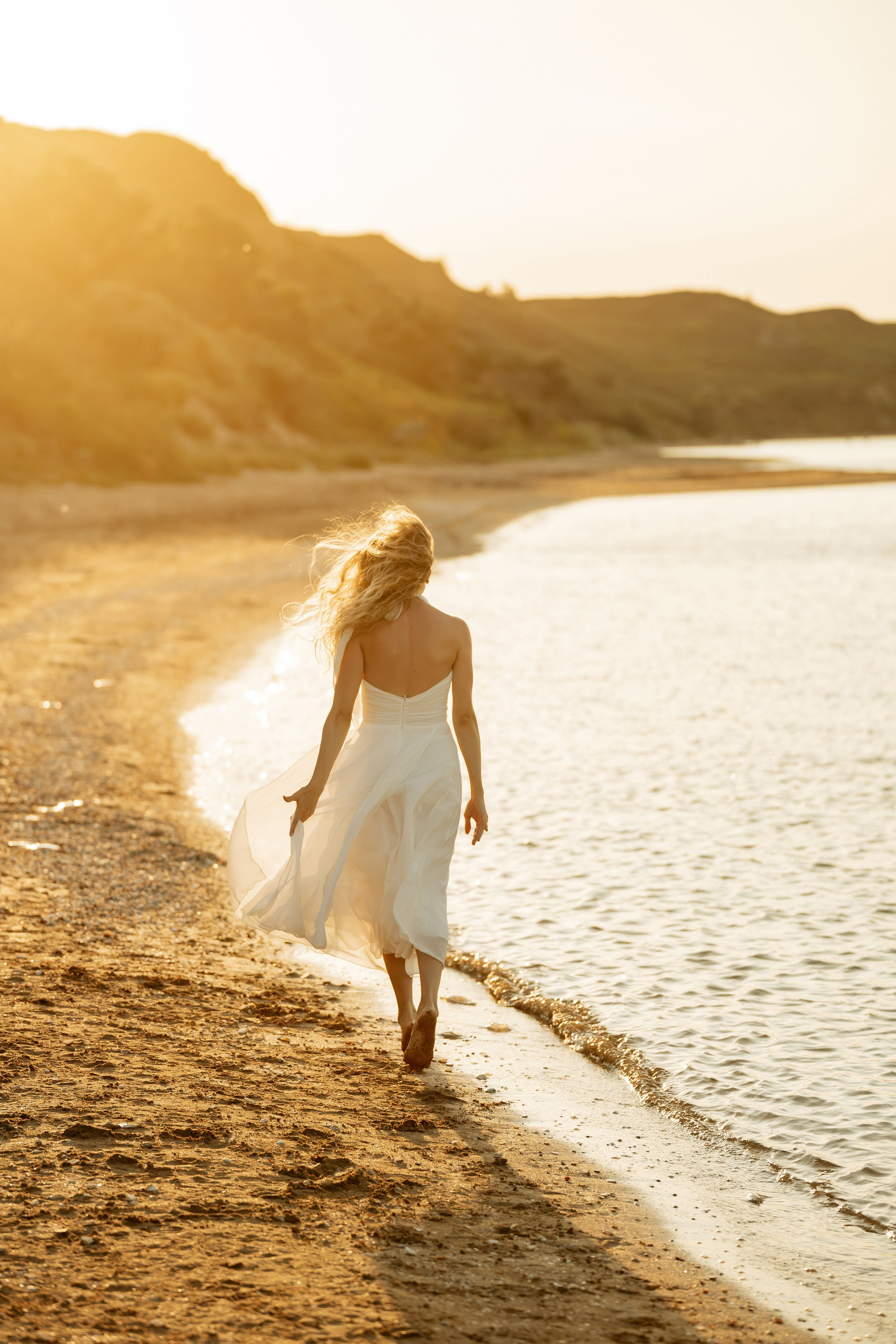 Воздушные кадры фотосессии мамы в Кучугурах – платье, ветер и море.