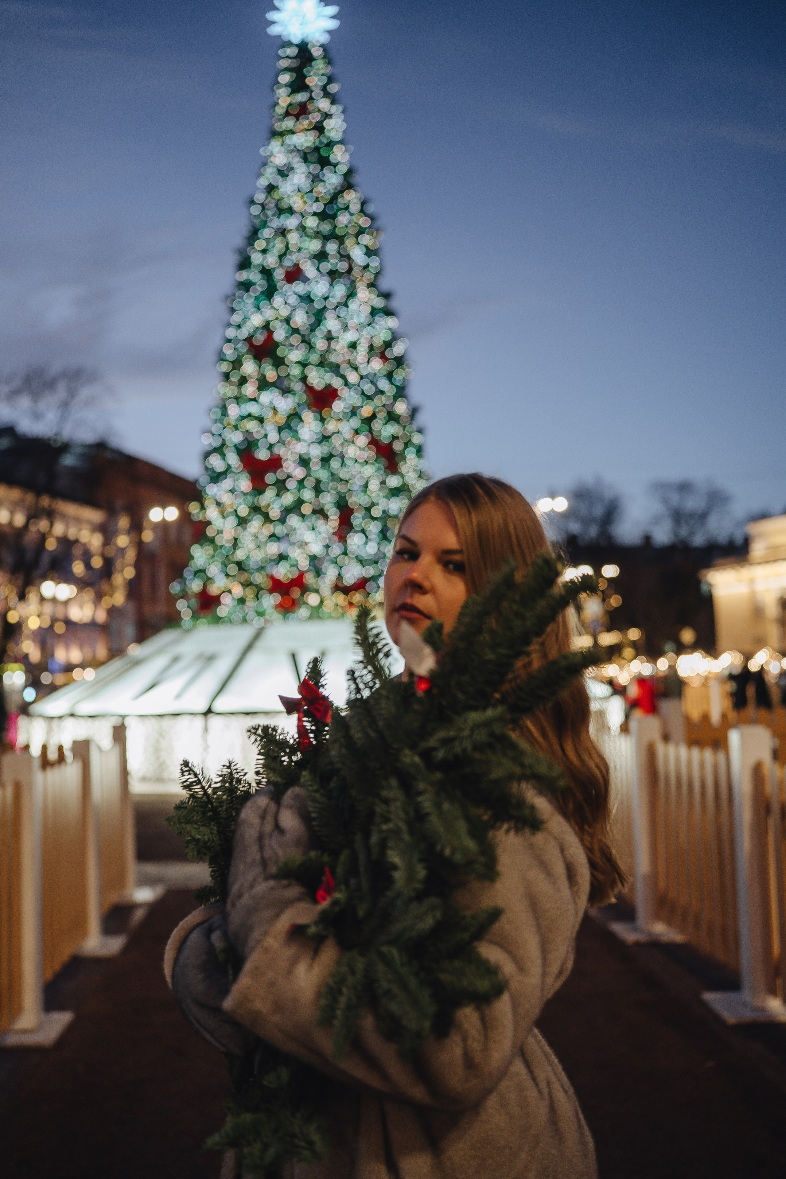 ПРОГУЛКА НА МАНЕЖНОЙ ПЛОЩАДИ ДЛЯ ДЕВУШКИ ПЕРЕД НОВЫМ ГОДОМ (НОВОГОДНЯЯ ФОТОСЕССИИЯ НА МАНЕЖНОЙ ПЛОЩАДИ). Профессиональный фотограф, Санкт-Петербург — Виктория Богомолова