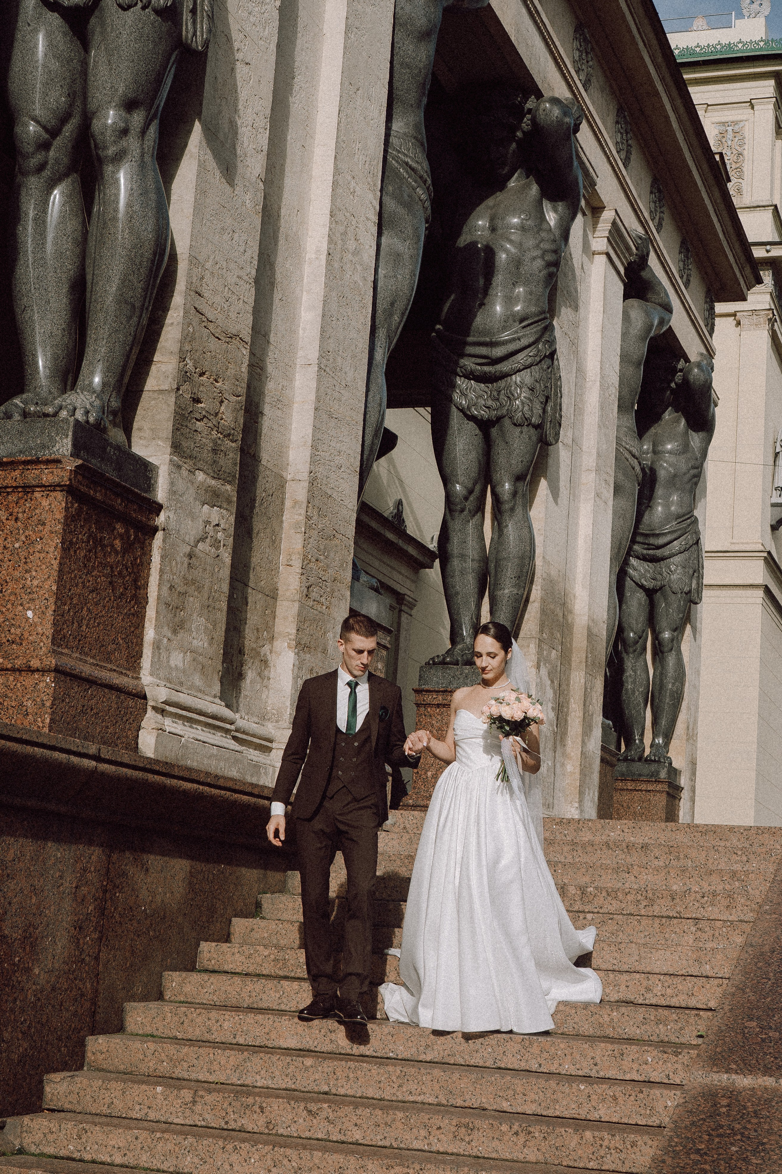 СВАДЕБНАЯ ПРОГУЛКА В САНТК-ПЕТЕРБУРГЕ (ИСАКИЕВСКИЙ СОБОР, ЗИМНЯЯ КАНАВКА, ЭРМИТАЖ И БОЛЬШАЯ МОРСКАЯ УЛИЦА). Профессиональный фотограф, Санкт-Петербург — Виктория Богомолова