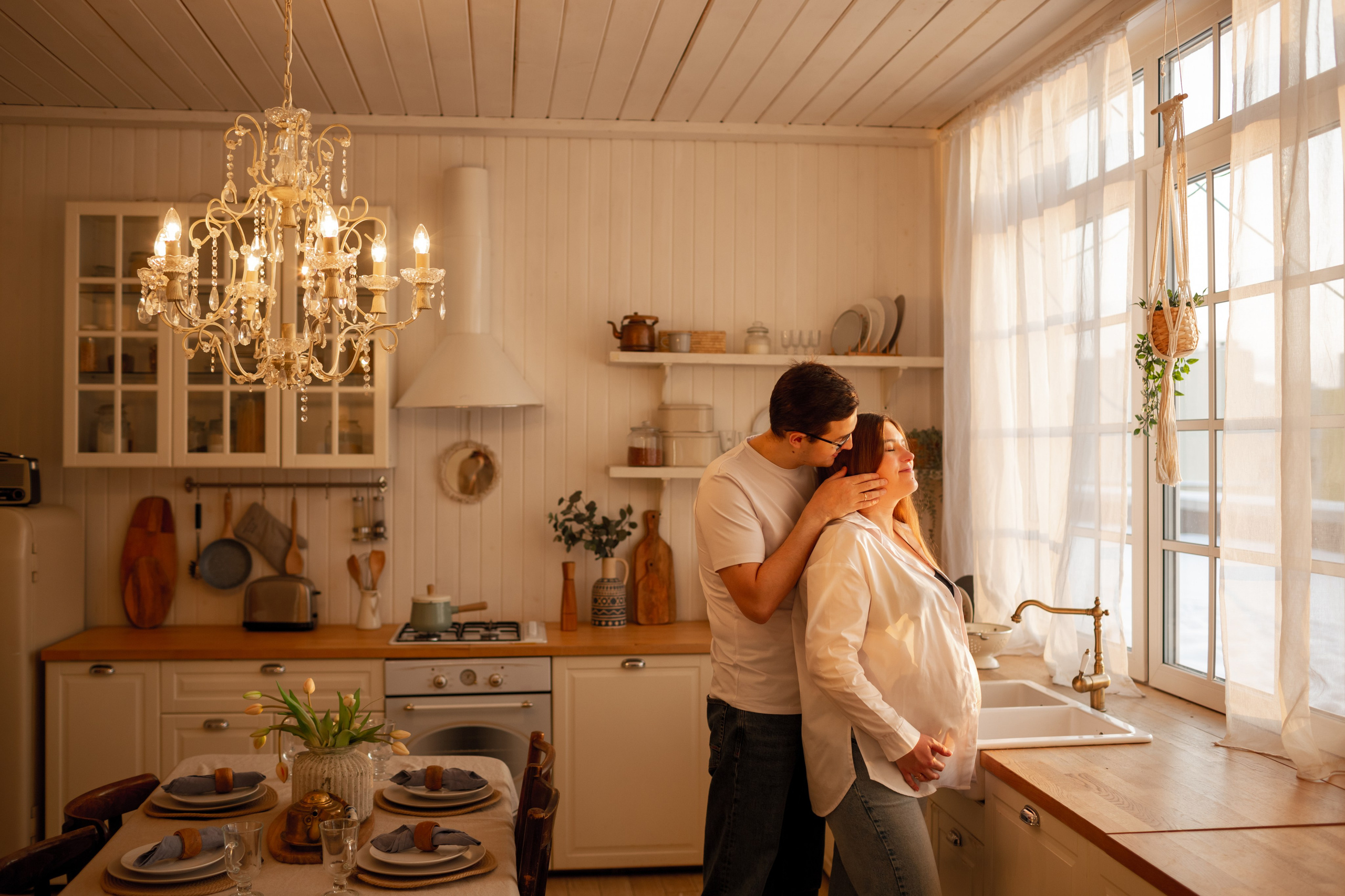 Фотосессия беременности в фотостудии с солнечным светом