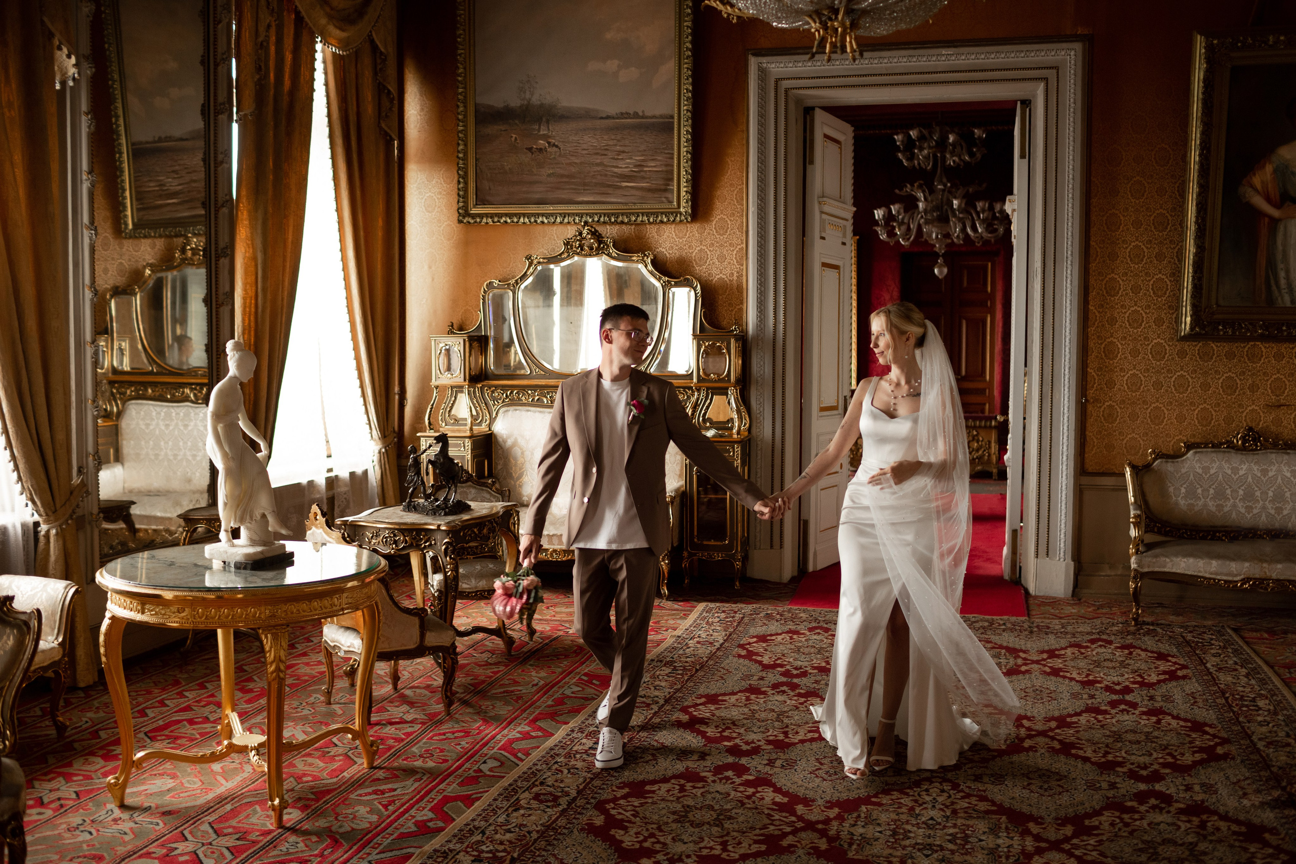 Свадебная фотосессия во дворцах Петербурга. Свадебный фотограф Кирилл Белый