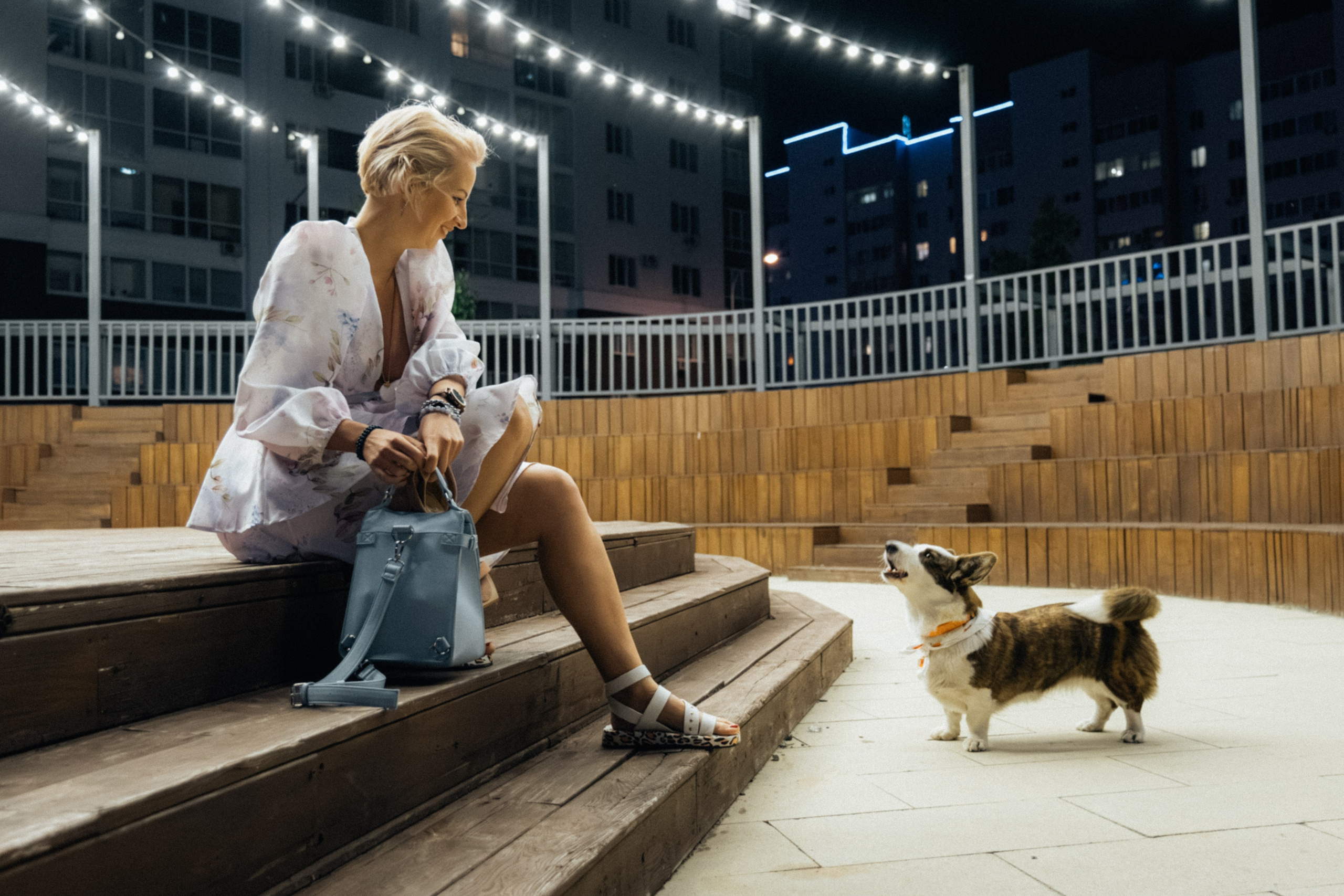 Фотография, сделанная во время профессиональной фотосессии. На ней изображена модель или группа людей в студии или на открытом воздухе. В кадре присутствуют студийное освещение и реквизит.