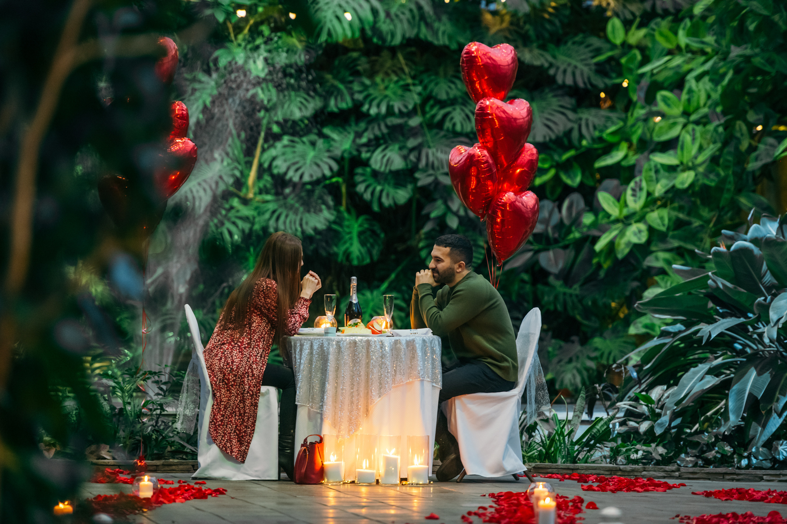 Свидание в оранжерее Таврического сада. Свадебный фотограф в Санкт-Петербурге Никита Селиверстов