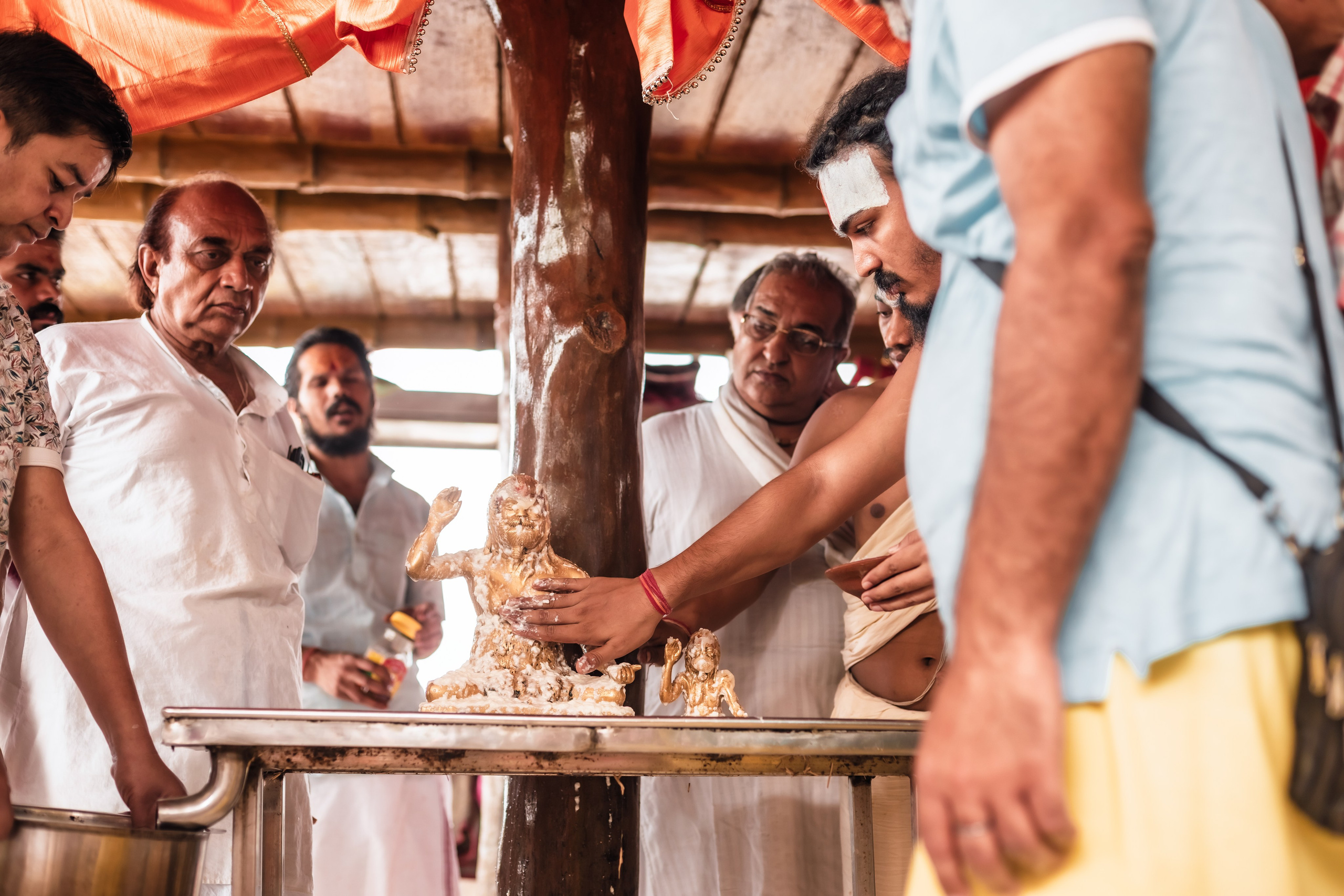 Abhisheka Devraha Baba on Sri Devdas ji maharaj bd. Mariam Bagdasaryan