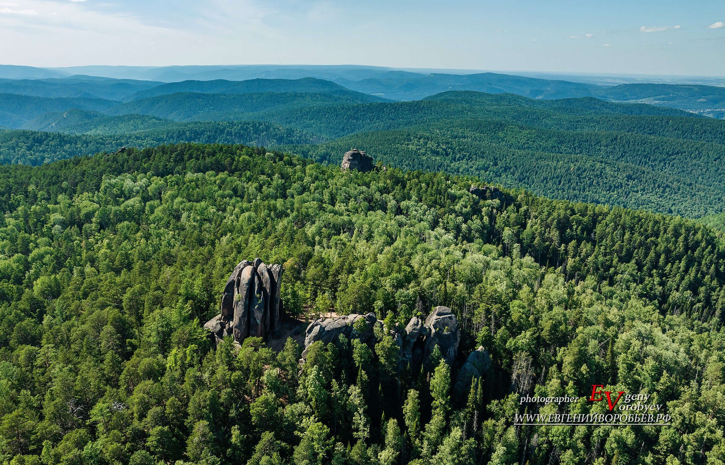 Экскурсия национальный парк заповедник Красноярские столбы цена заказать забронировать фото тур интересные места достопримечательности что посмотреть где побывать в Красноярске  Туристический маршрут центральные столбы скала Перья Дед Львиные ворота первый второй столб Фотосессия фотограф Красноярск природа пейзаж аэросъёмка с FPV дрона квадрокоптера