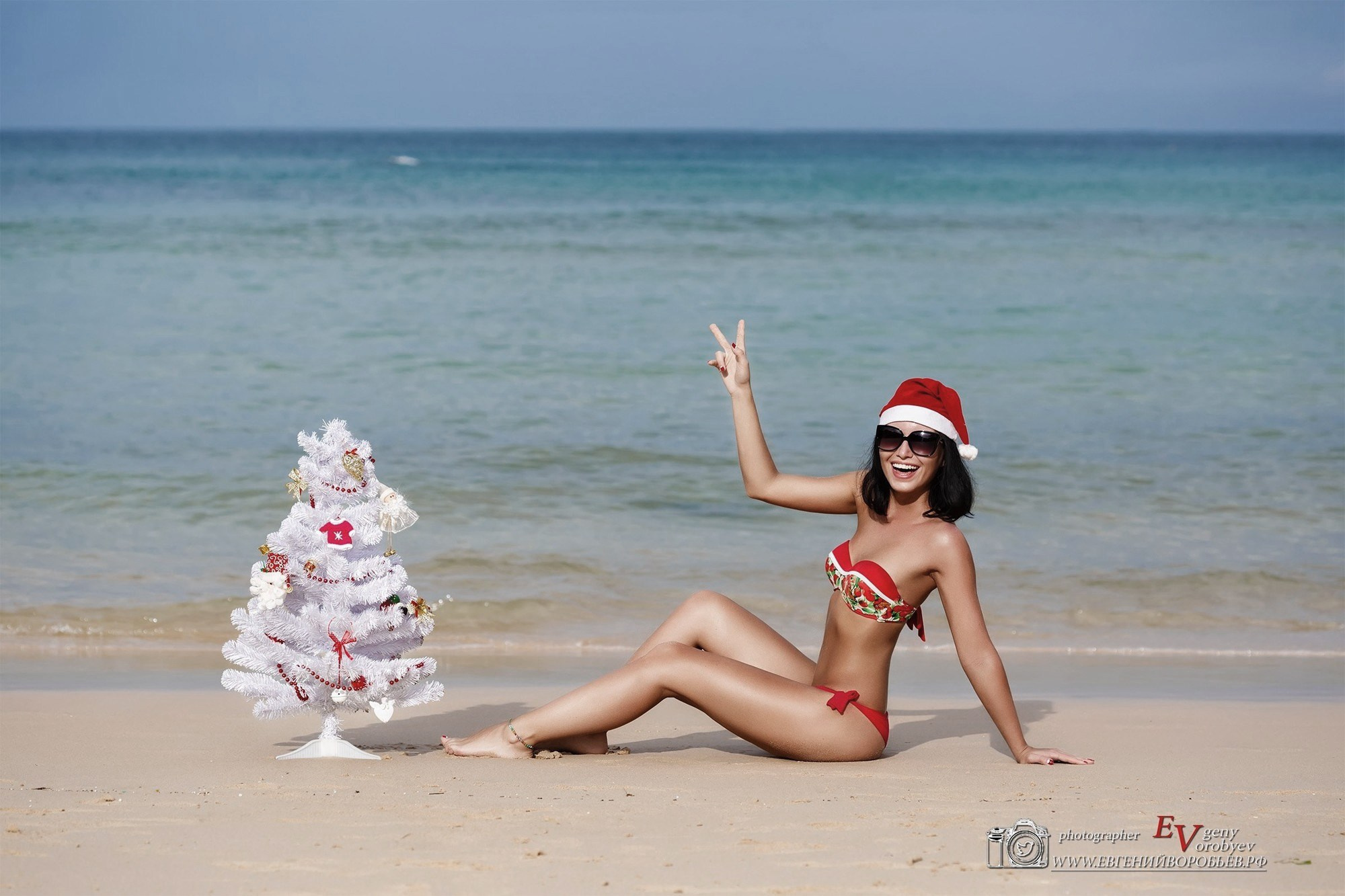 Новогодняя фотосессия Пхукет фотограф красивая сексуальная девушка в купальнике на пляже Патонг Ката Карон Найхарн Майкао идея  новогодняя ёлка образ место поза пример фото море заказать фотосъёмку Phuket Patong Naiharn цена стоимость описание фотосессии 
