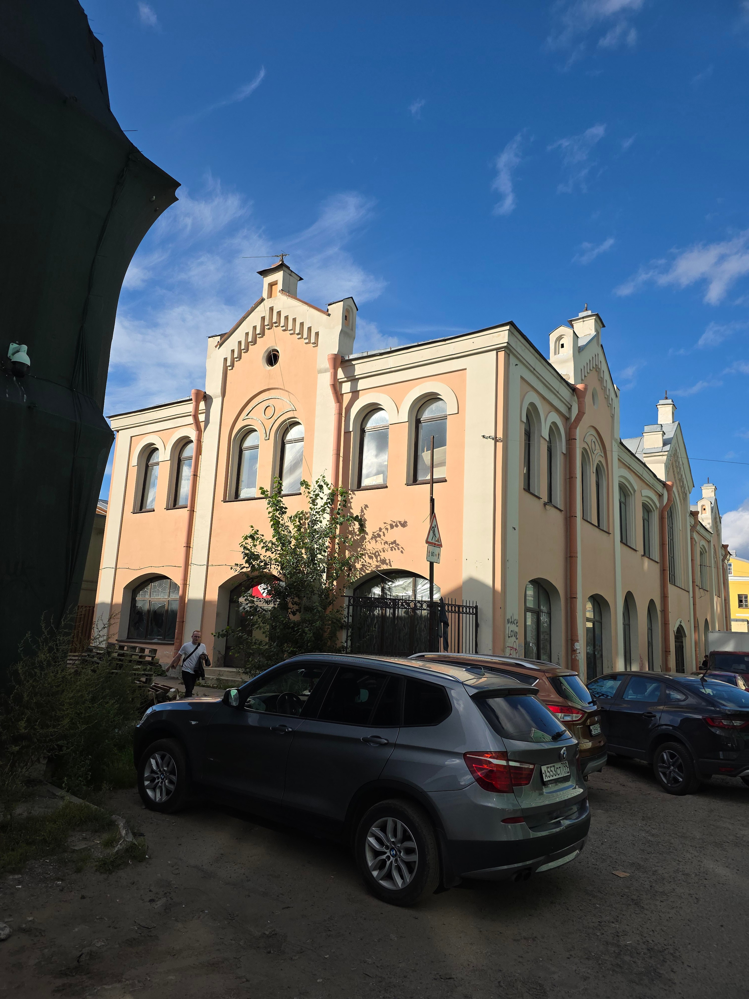 Попытались сократить путь переулками, наткнулись на хаотичный базар с вкраплениями архитектурных жемчужин на задворках БДТ
