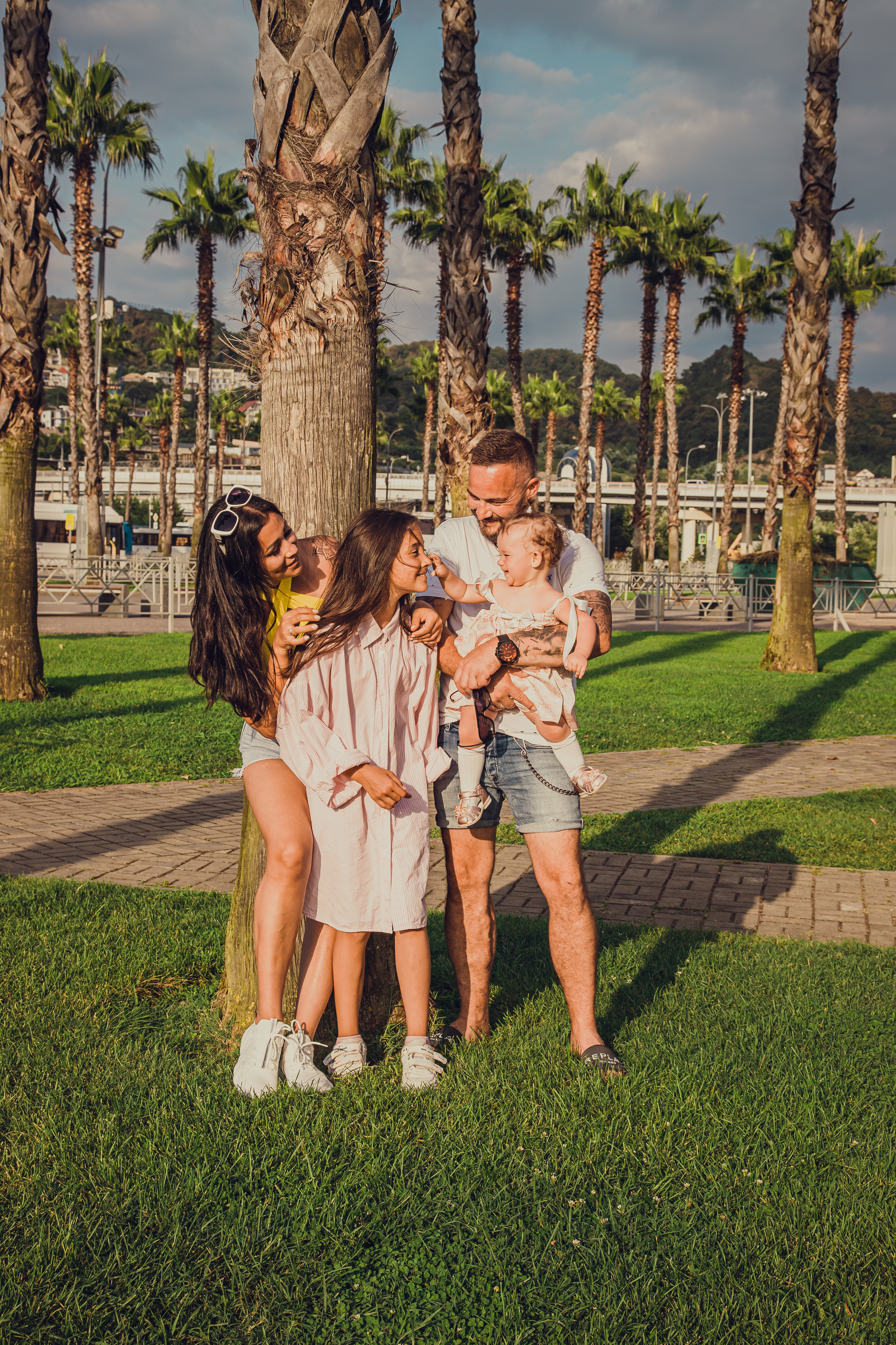 Диана с семьёй на Аллее пальм. Фотограф Сочи, Адлер, Красная Поляна — Вероника Радченко