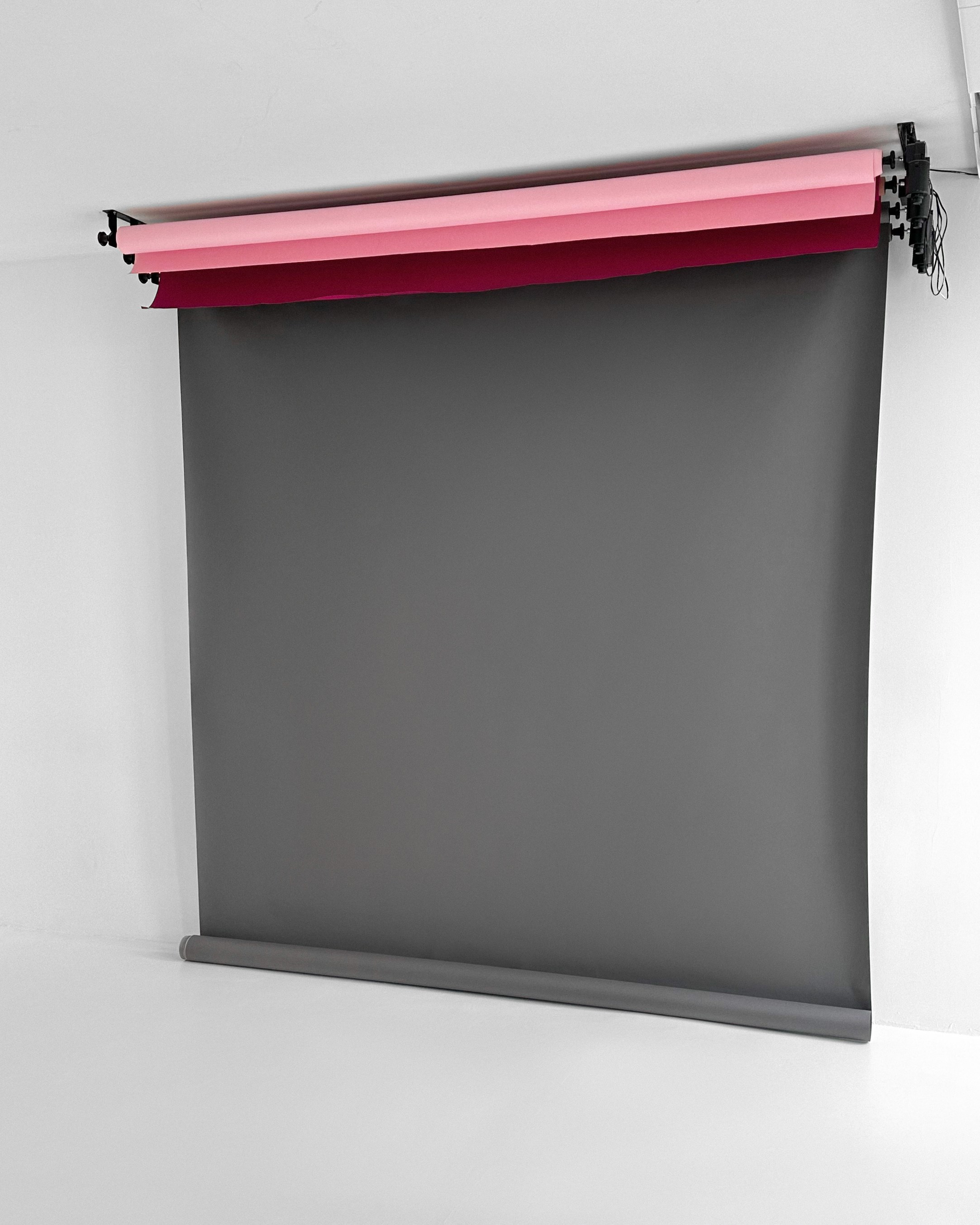 полотно 3 м в ширину, раскатка до полна входит в стоимость, раскатка до 3 метров - 500 руб