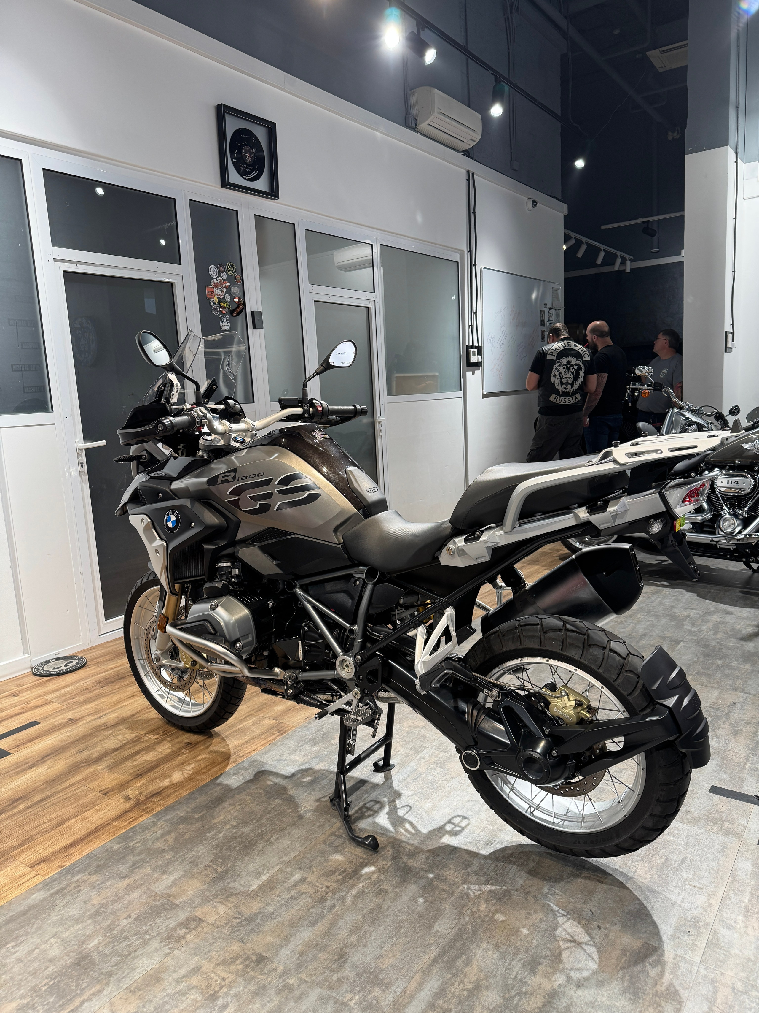 2015 BMW R1200GS Black/Agate Grey — подробнее на сайте. Hello Davidson, Москва. Только хорошие мотоциклы…