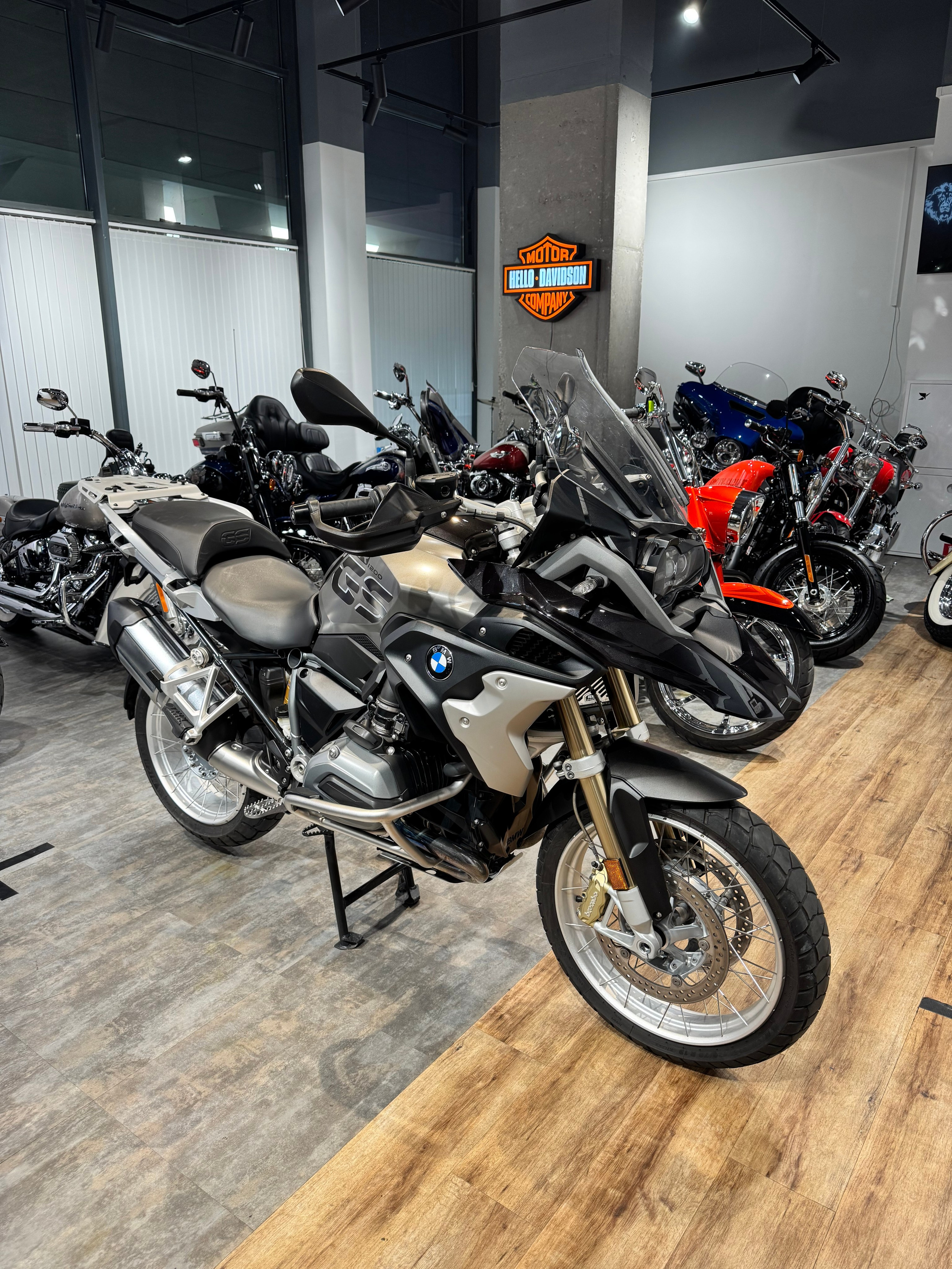 2015 BMW R1200GS Black/Agate Grey — подробнее на сайте. Hello Davidson, Москва. Только хорошие мотоциклы…