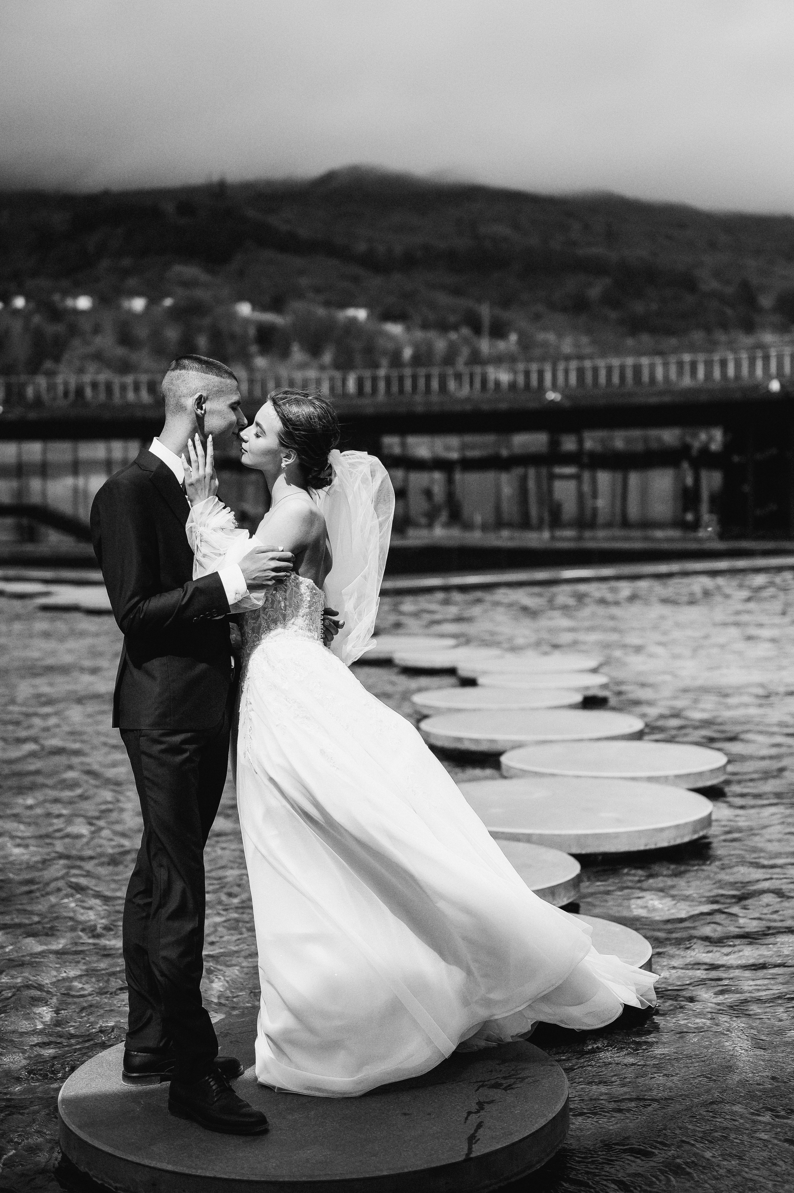 Свадебное утро и прогулка красивой яркой пары. Свадебный и семейный фотограф в Симферополе Дарья Маркова