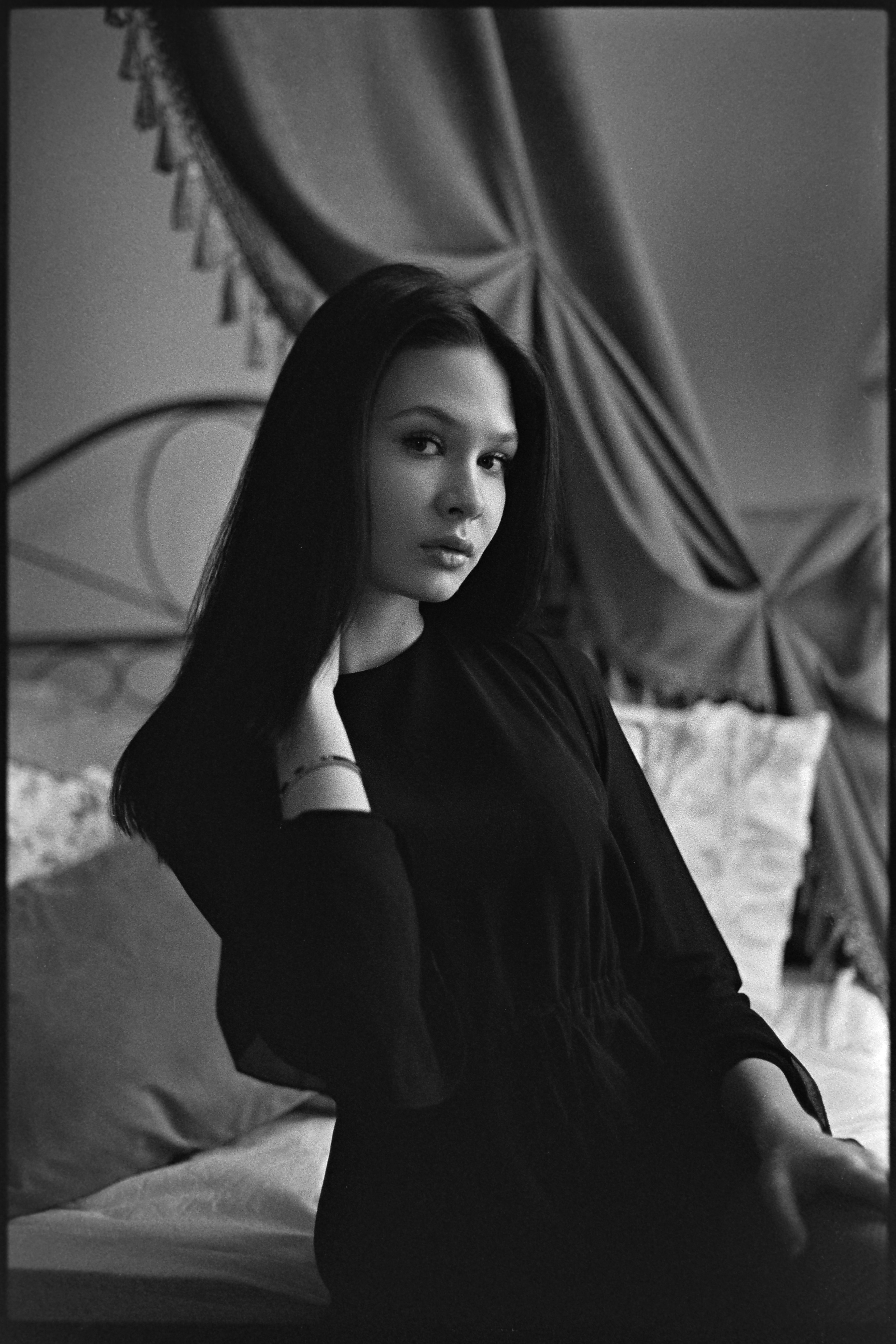 Студийная фотосессия с естественным светом на черно-белую пленку