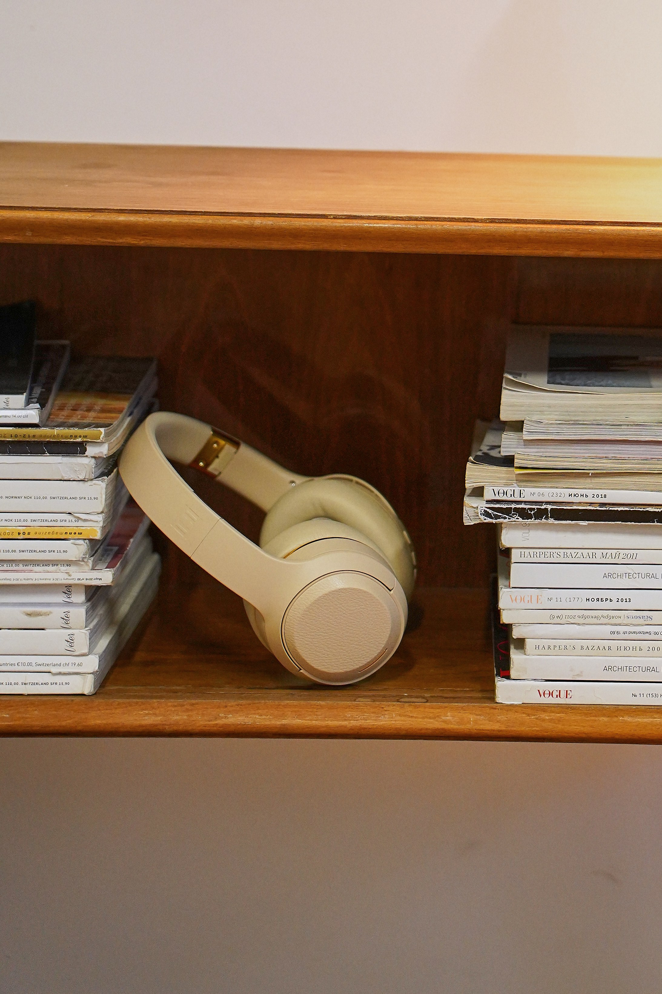 Наушники в интерьере. Фотограф