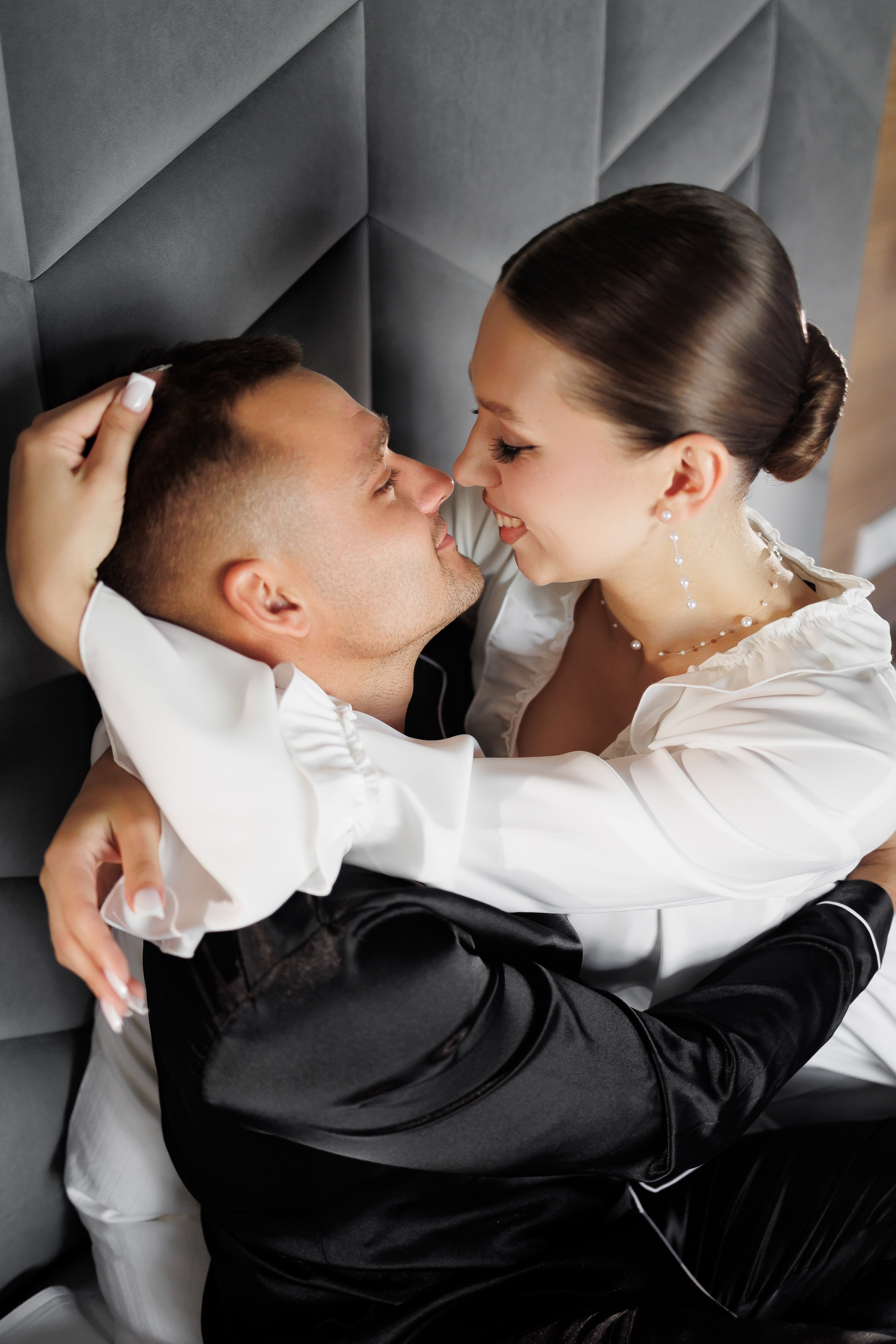 Невеста обнимается с женихом перед свадьбой