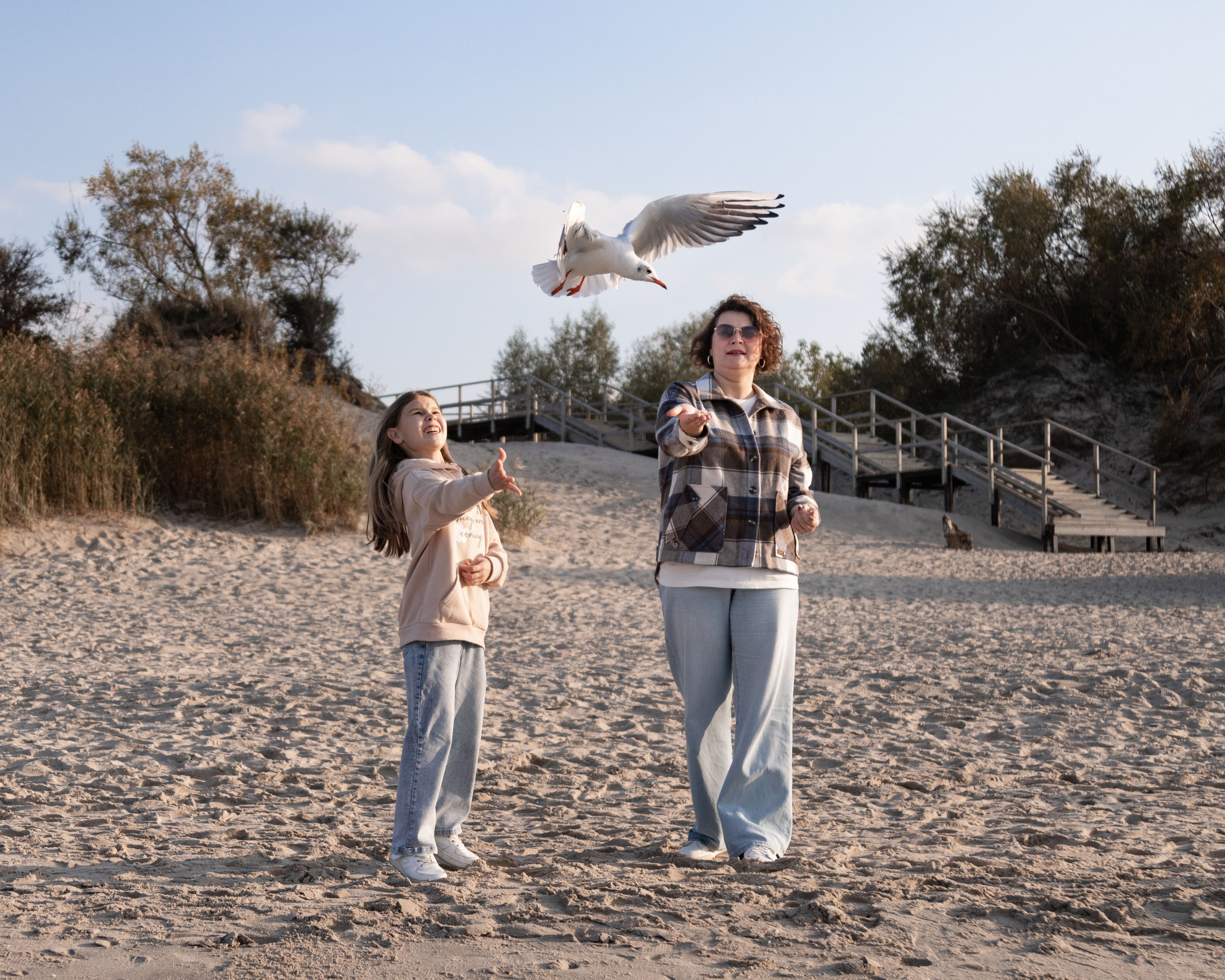 мама и дочка на берегу моря