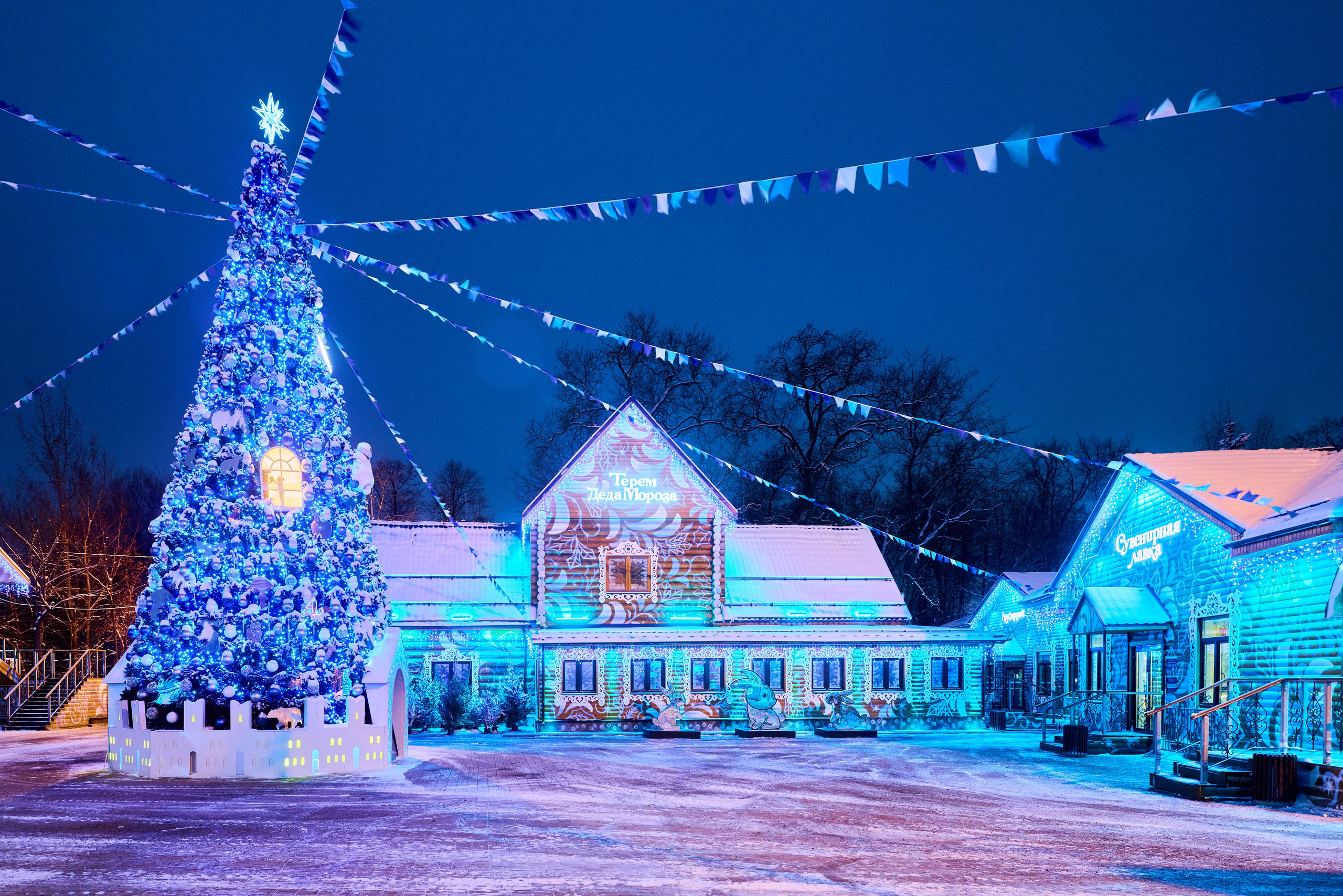 Терема Усадьбы Деда Мороза вечером. Никита Хохловский фото и видео продакшн