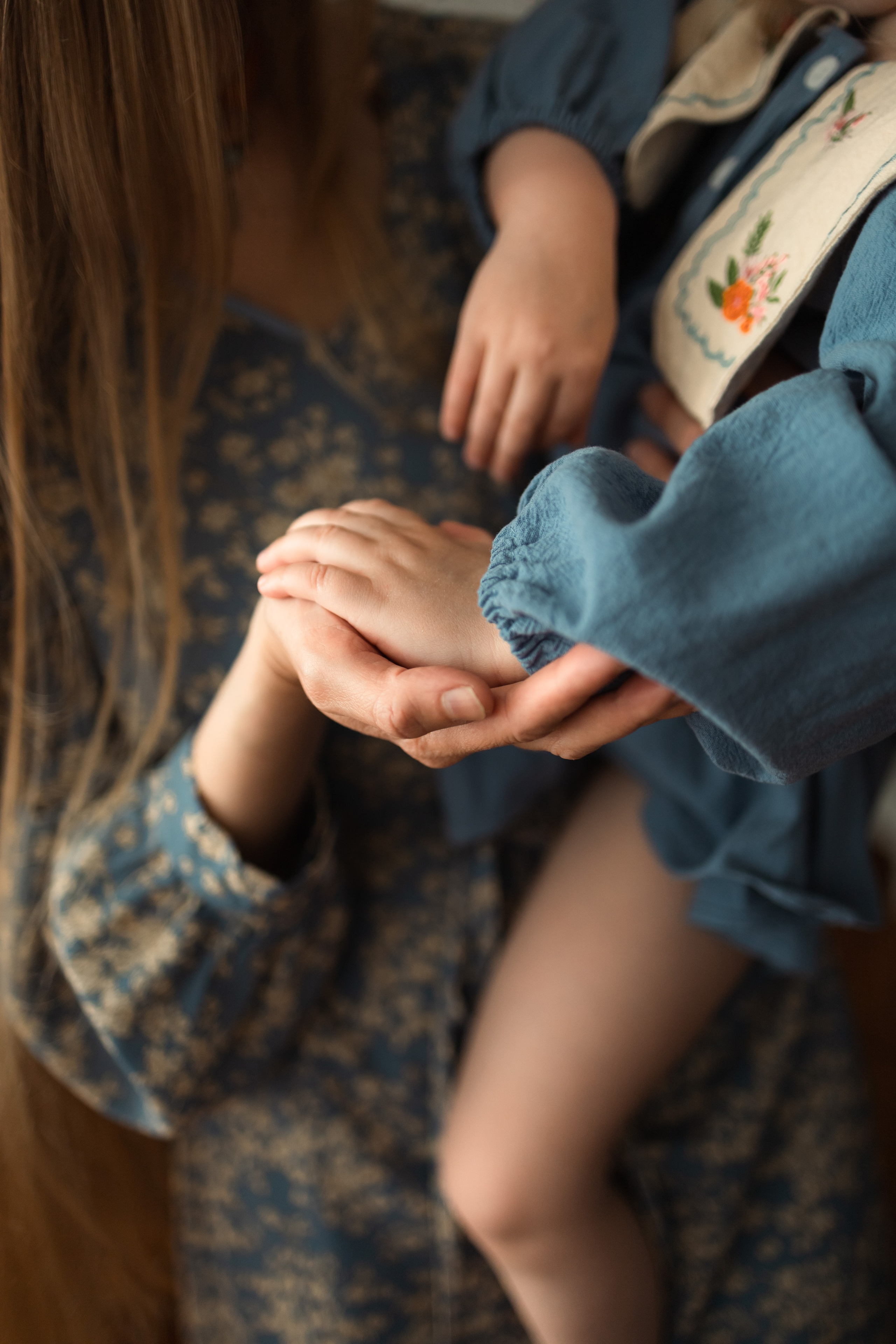 детская ручка в маминой руке