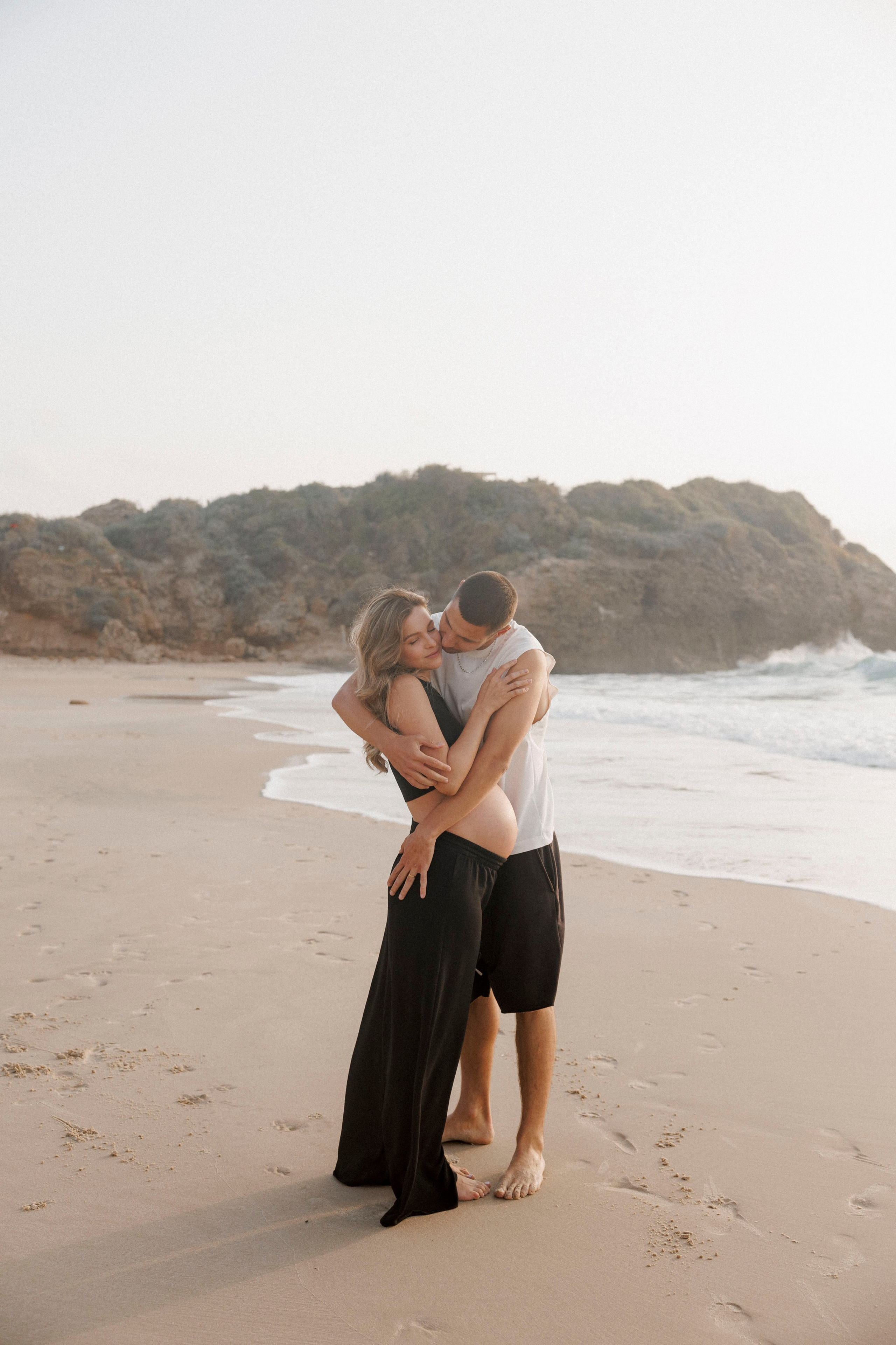 Pregnancy photoshoot near the sea (cloudy weather). Главная