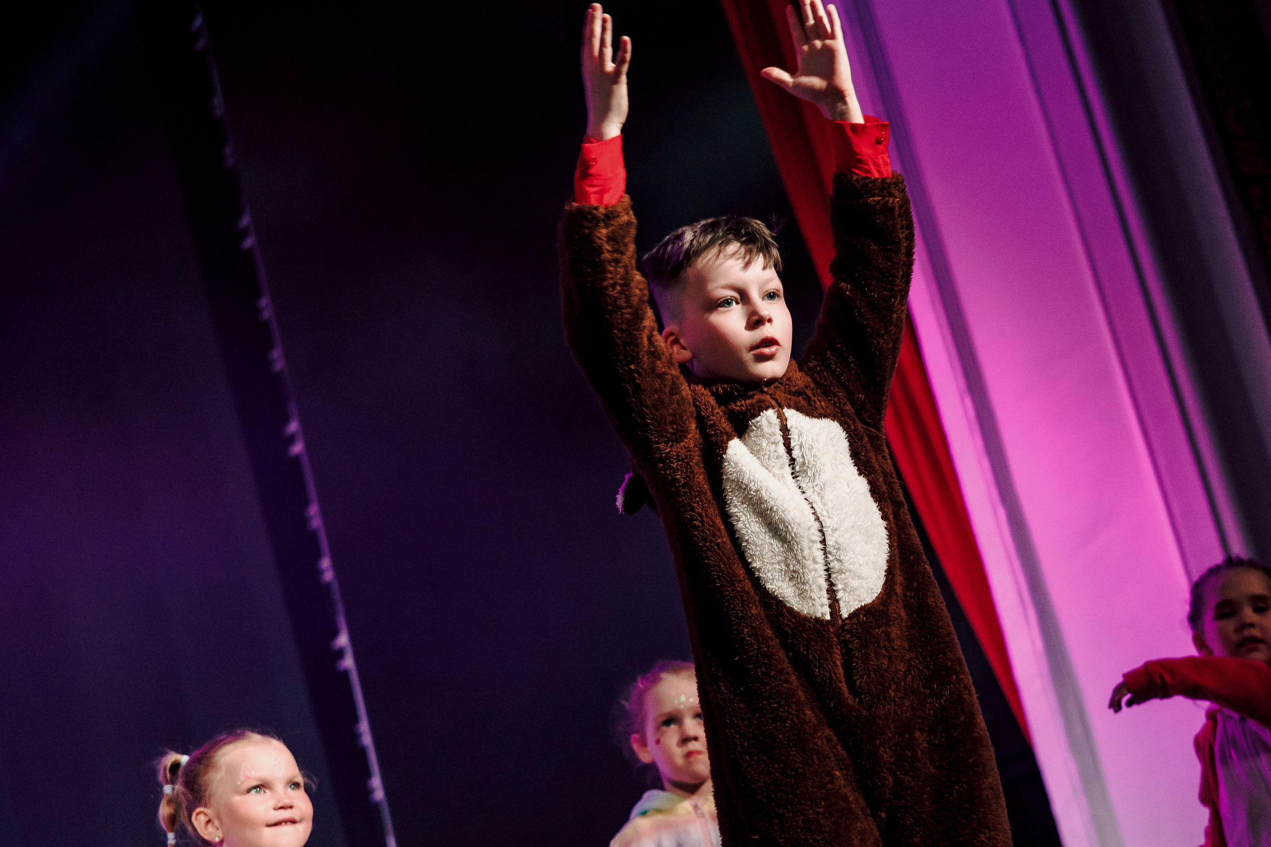 Отчётный концерт танцевальной школы «Red Rabbits» 2025. Лёшка Варзегов — фотограф