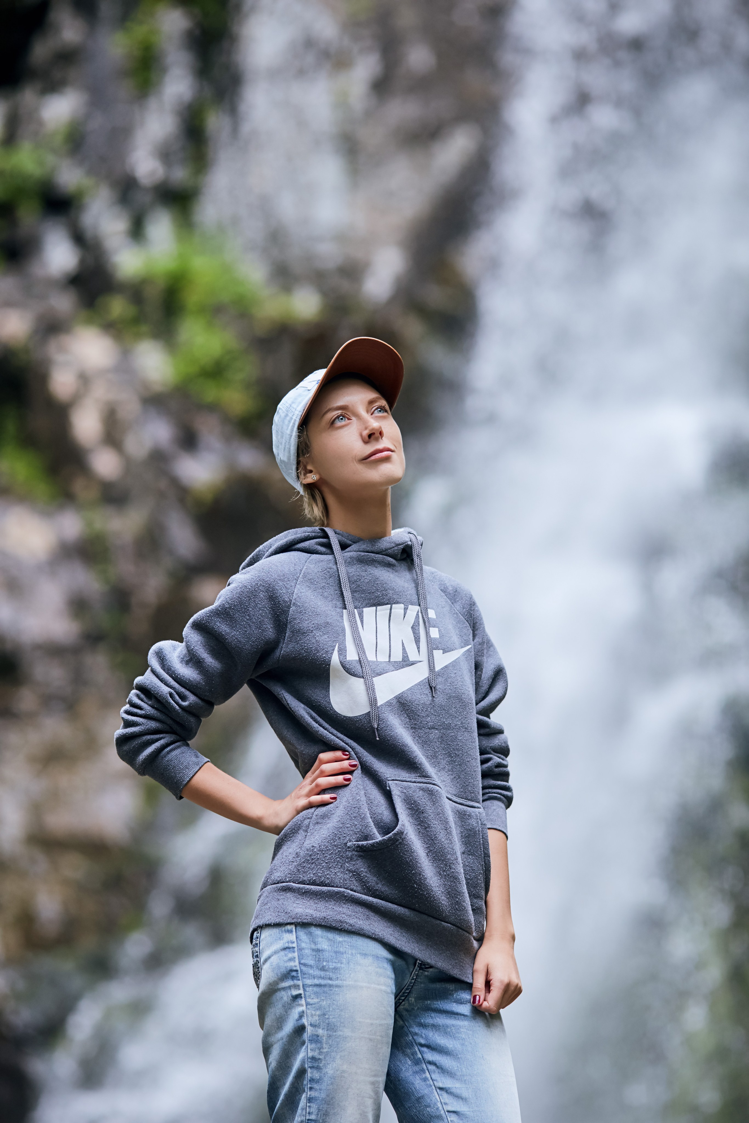 Туристическая фотосессия на фоне водопада "Звезда Приморья"