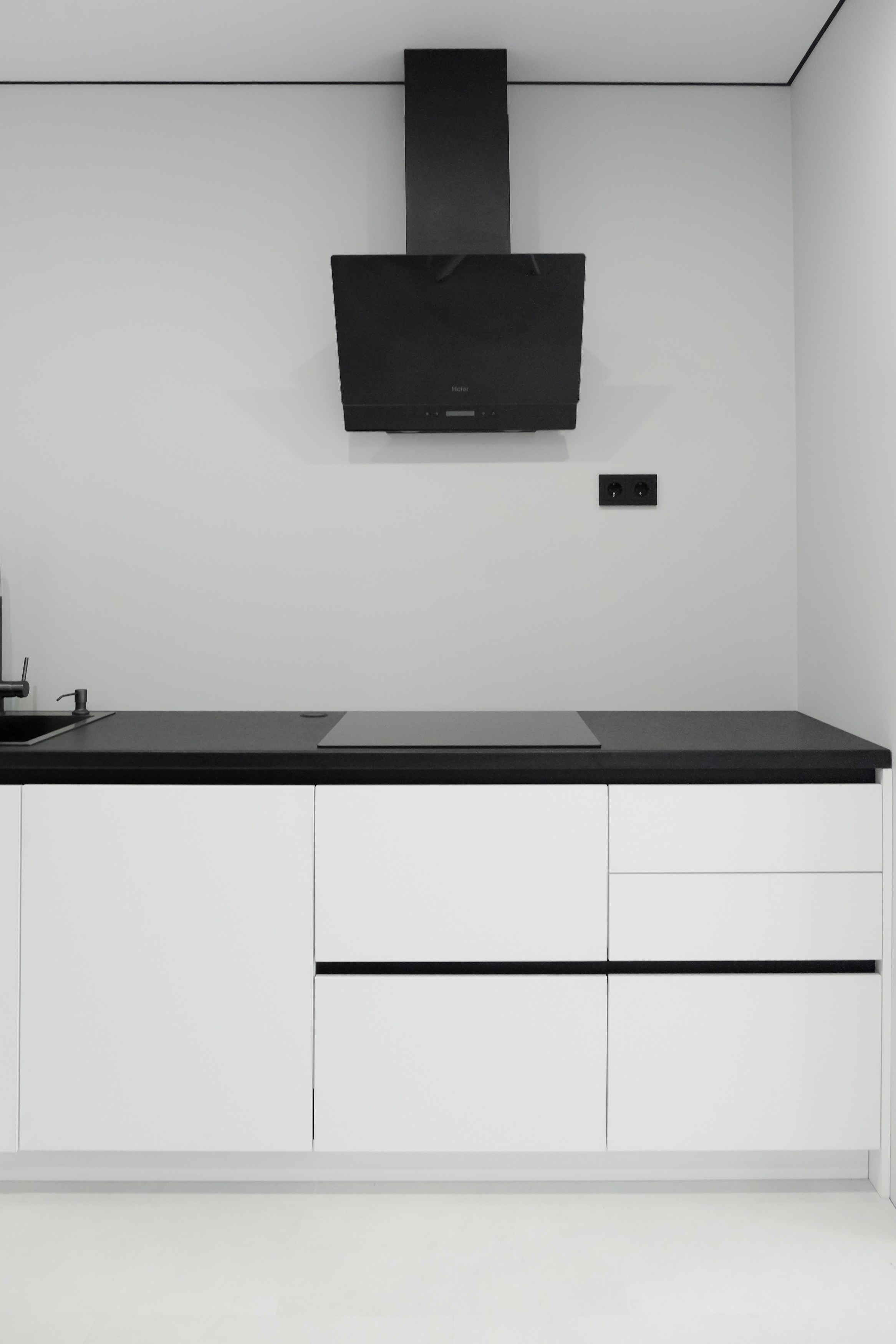 Мебель на заказ в Томске ЖК Михайловский Парк | Минималистичная кухня. ГУДРУМ — Мебель на заказ в Томске | Кухни | Шкафы | Стулья и Столы