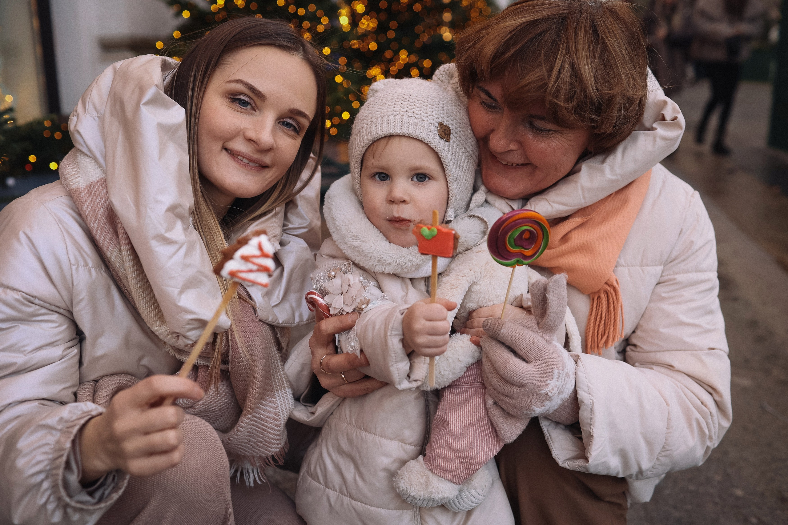 Вместе с бабушкой Света Жанна и малышка Лиза. Фотограф Владимир Москва