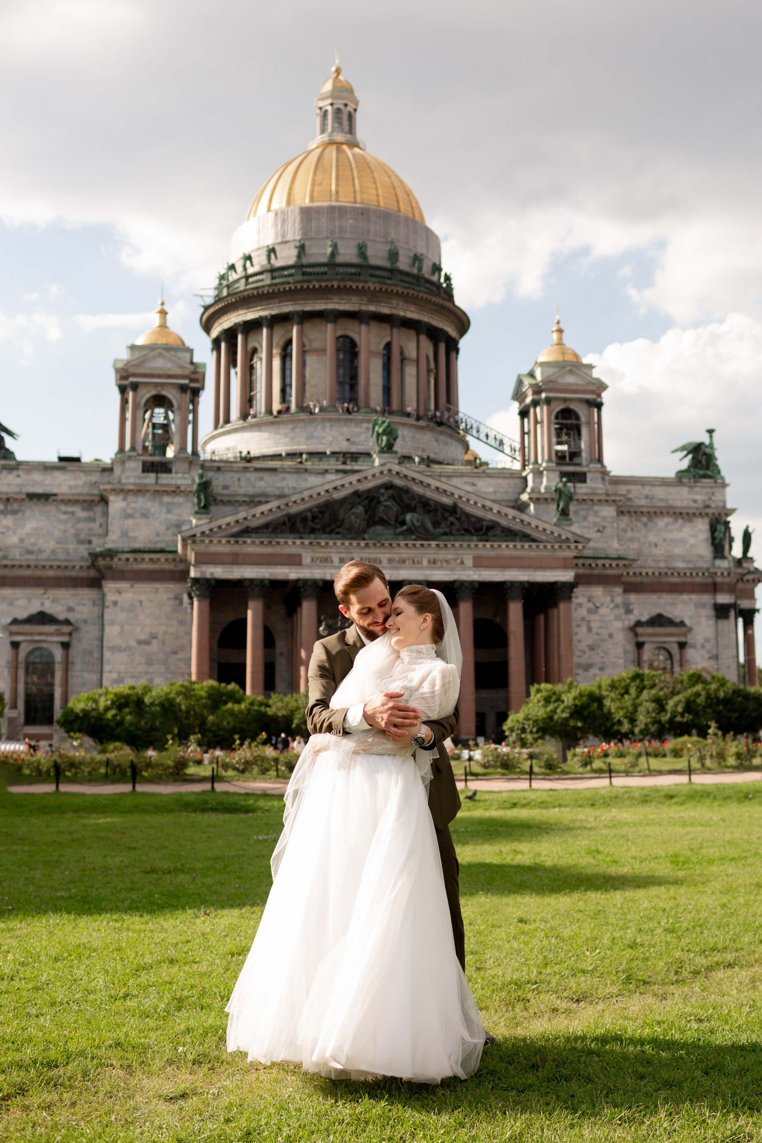 Свадебная фотопрогулка в Петербурге. Свадебный фотограф Кирилл Белый