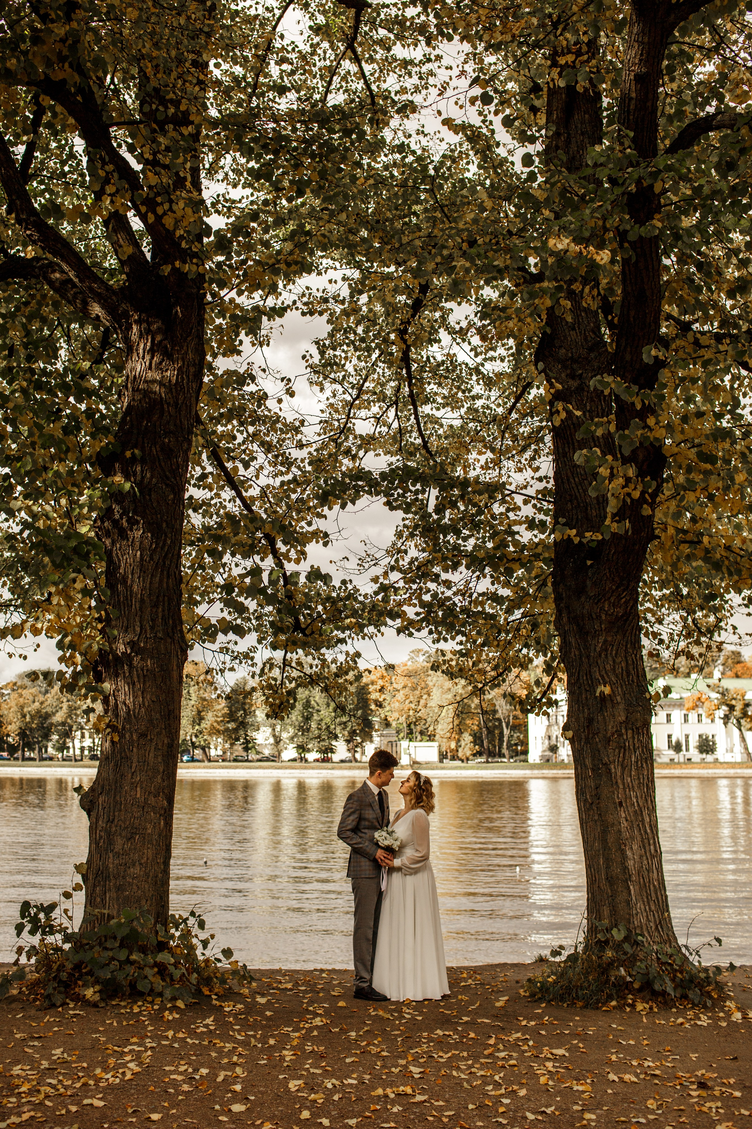 Татьяна и Евгений. Золотая осень на Петроградской стороне и в Пушкине. Свадебный фотограф Кирилл Белый