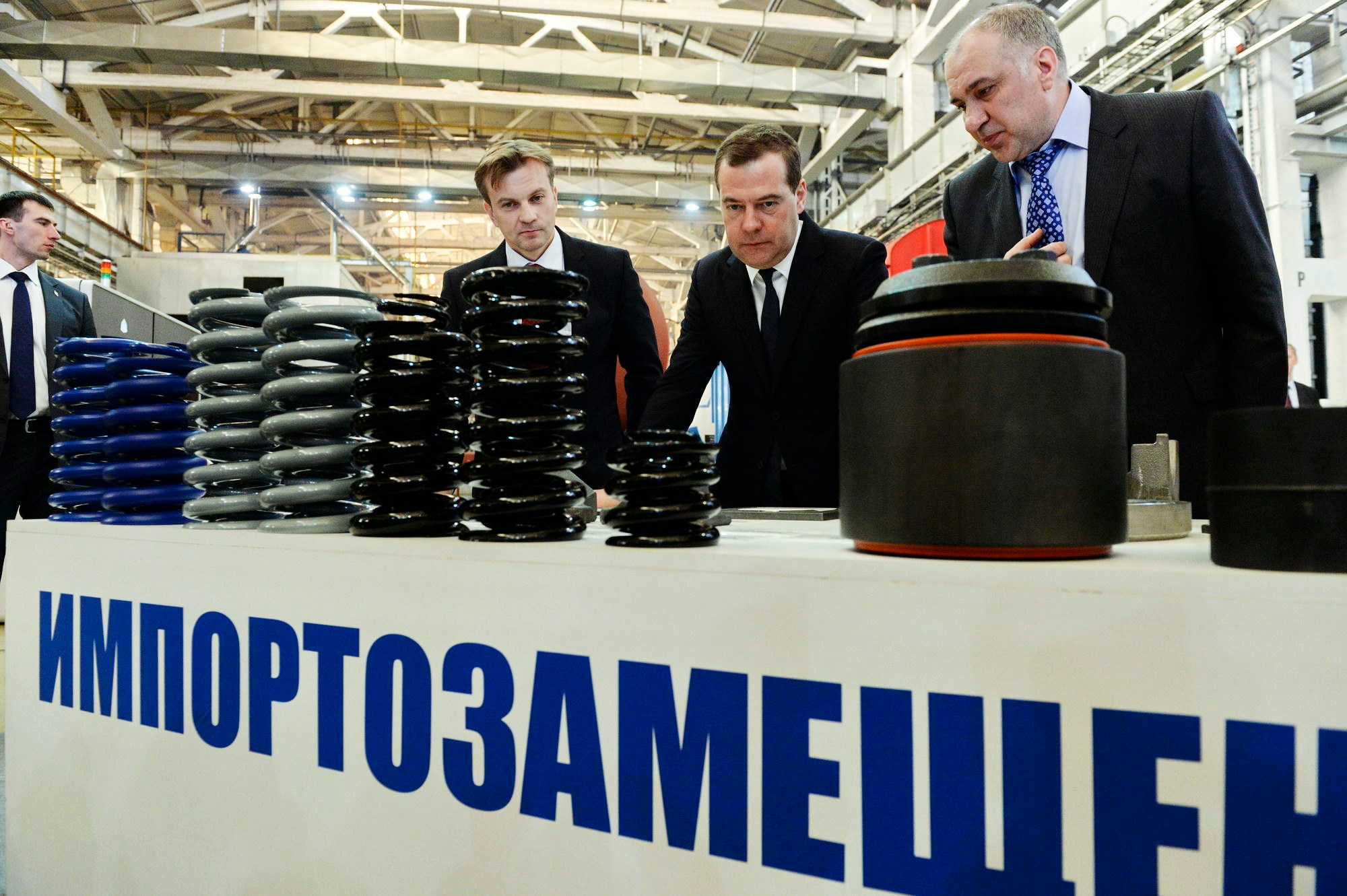 Премьер-министр РФ Дмитрий Медведев во время посещения Тихвинского вагоностроительного завода. Ленинградская область, 16 марта 2015 года.