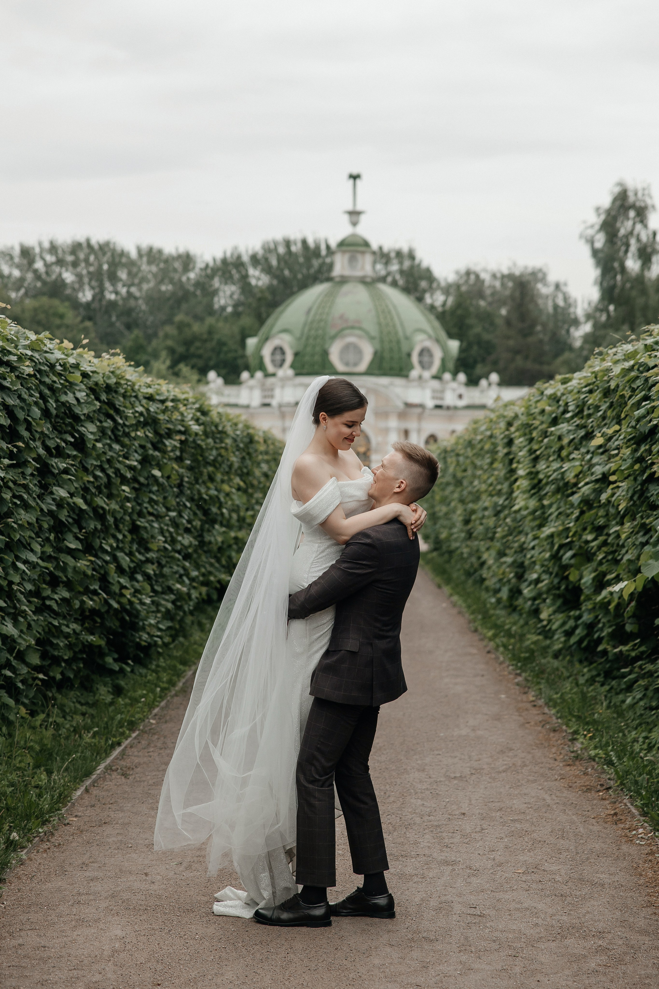 Свадебная фотосессия в Усадьбе Кусково. Свадебный фотограф в Москве Дарья Олендарёва