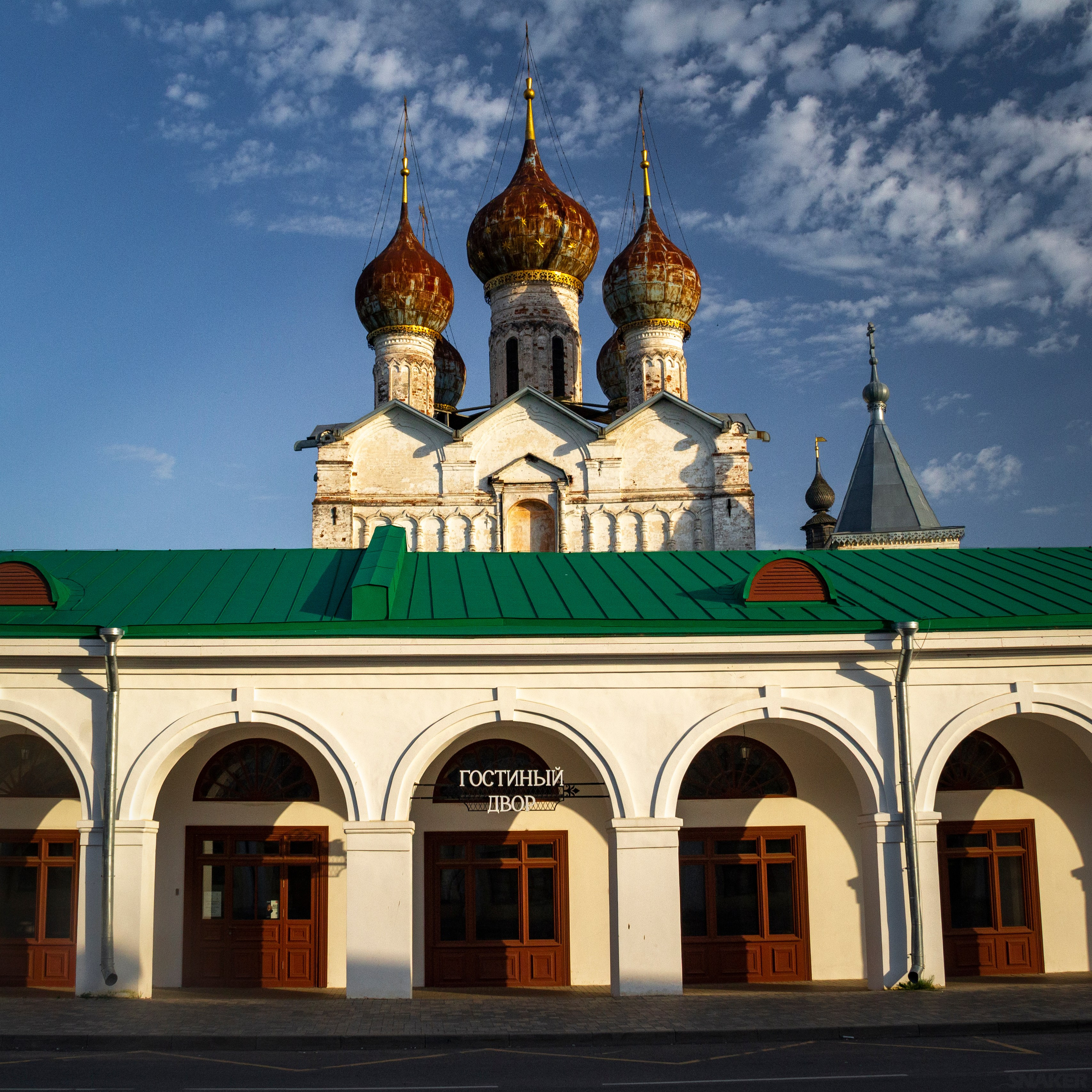 Ростов Великий. Гостиный двор и церковь Спаса на Торгу