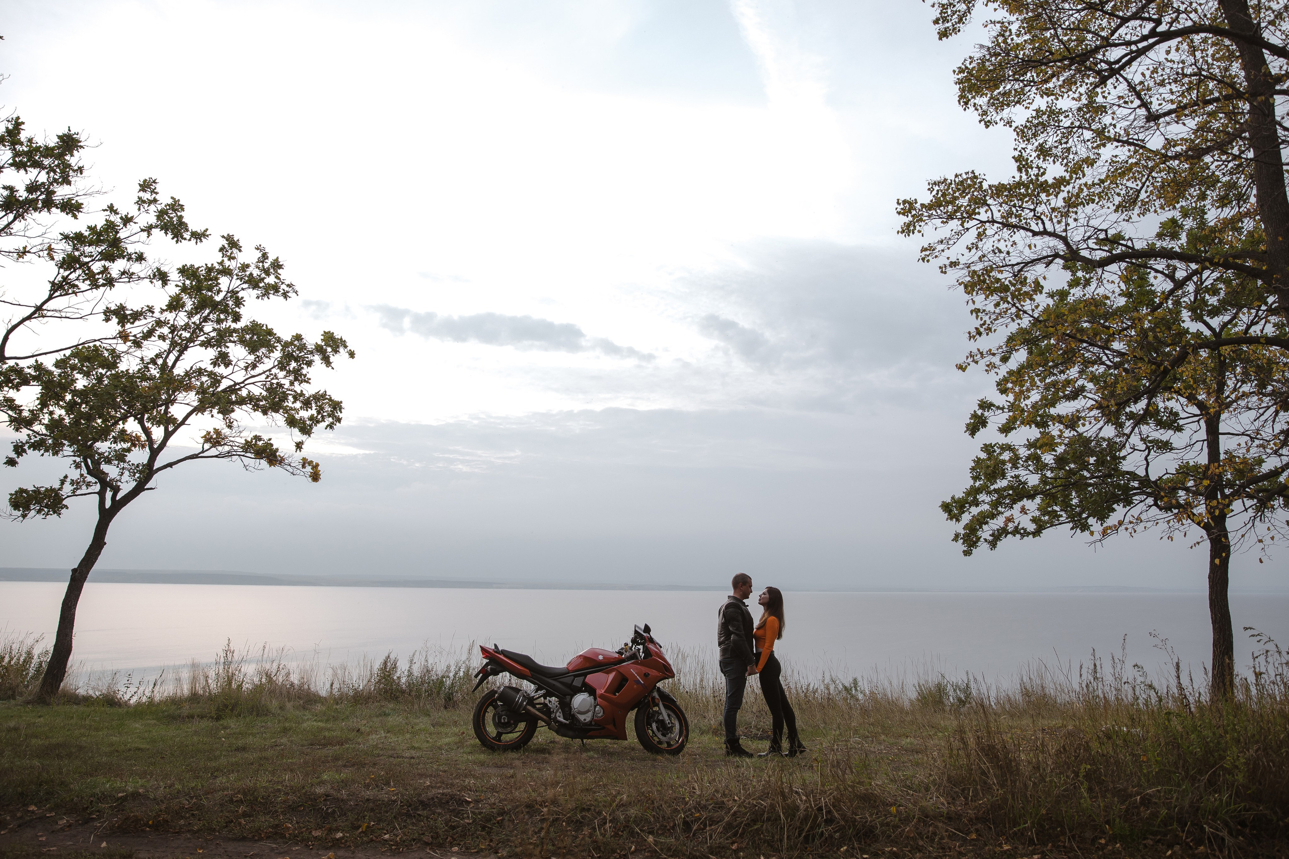 Фотосессия лавстори с мотоциклом на природе. Свадебный и семейный фотограф в Самаре и Тольятти | Елена Топанцева