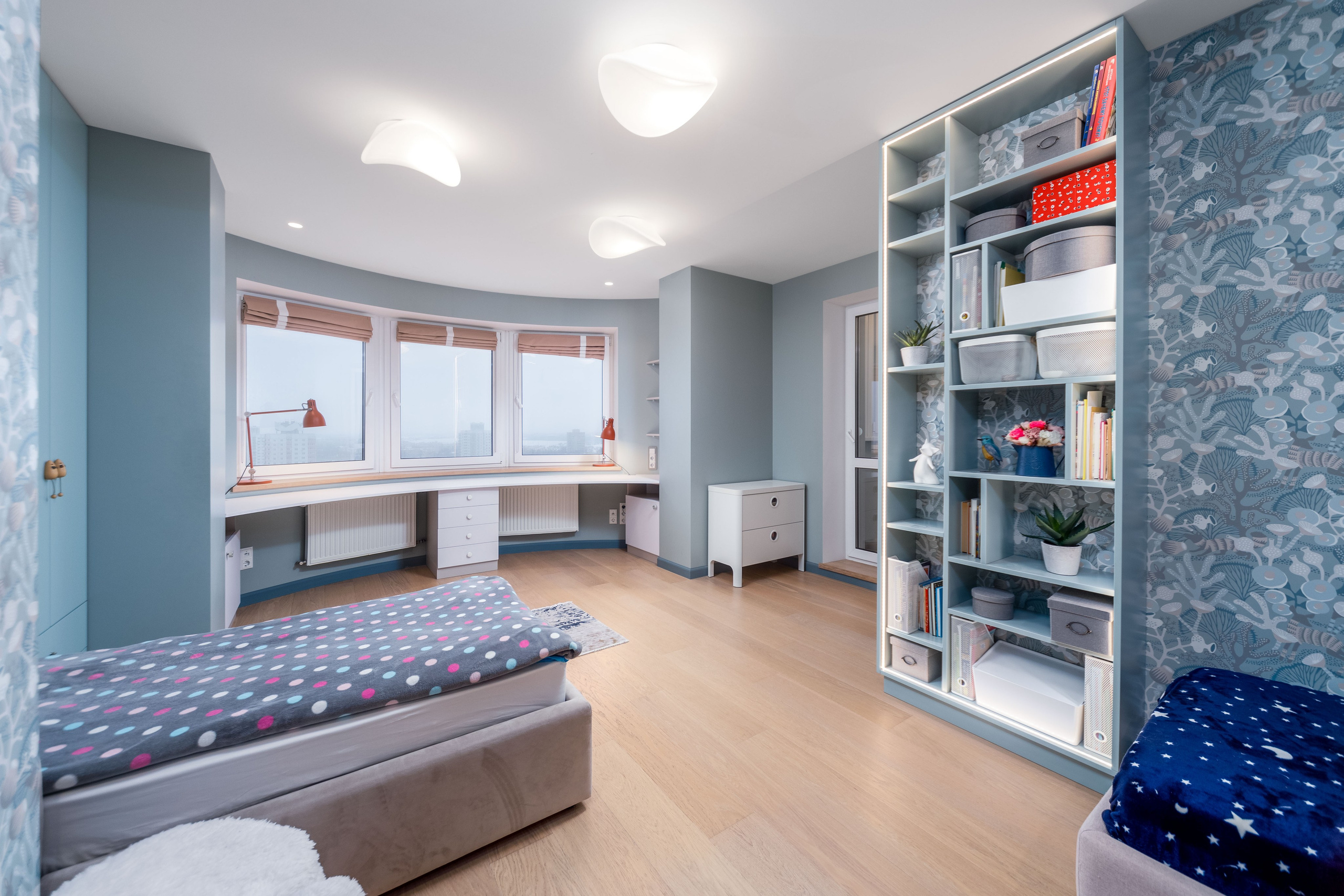 Фото интерьера детской спальни для двоих детей в четырехкомнатной квартире