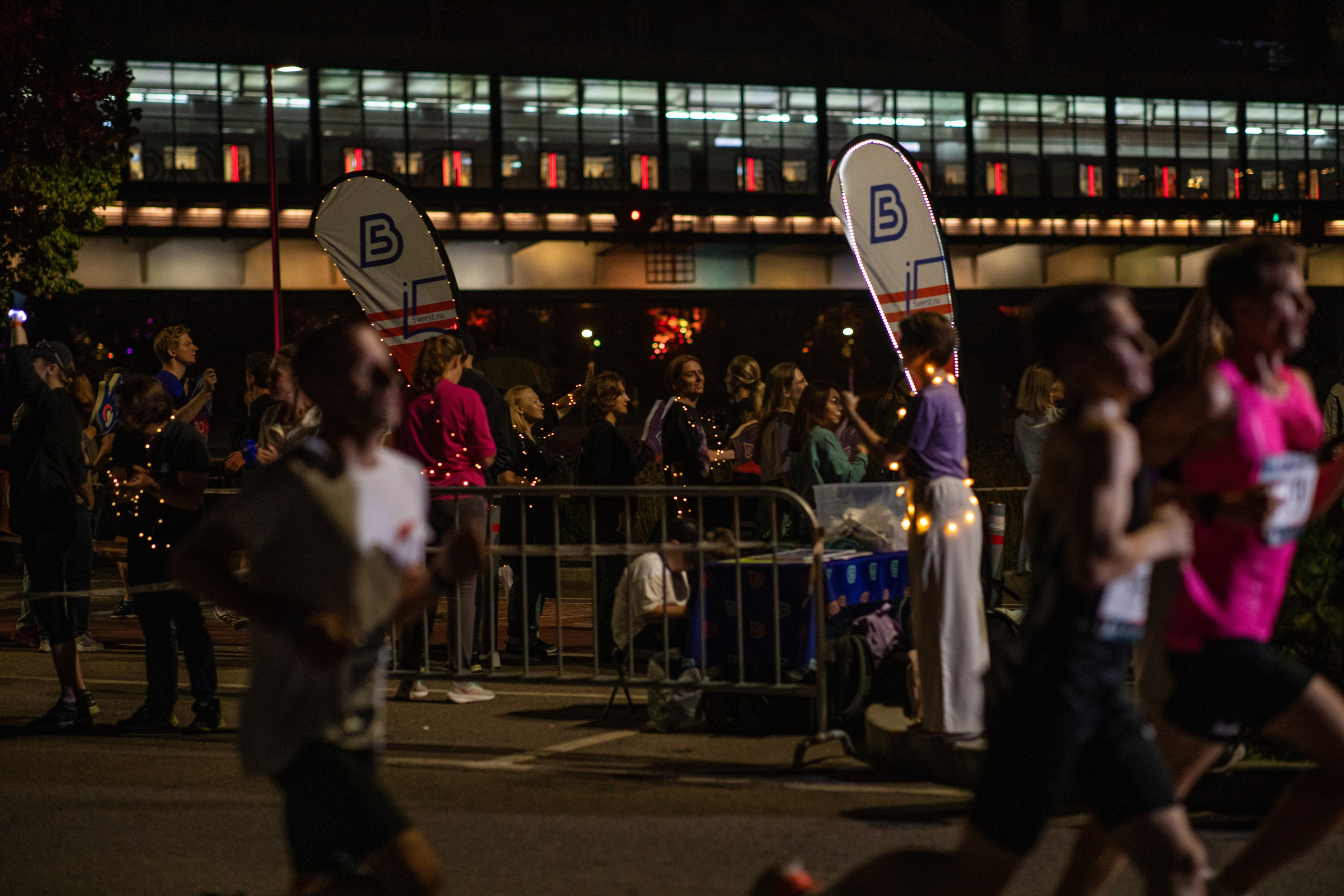 Ночной забег в ленте фотографий бегунов 03.08.24. Фотограф Сергей Ловкий