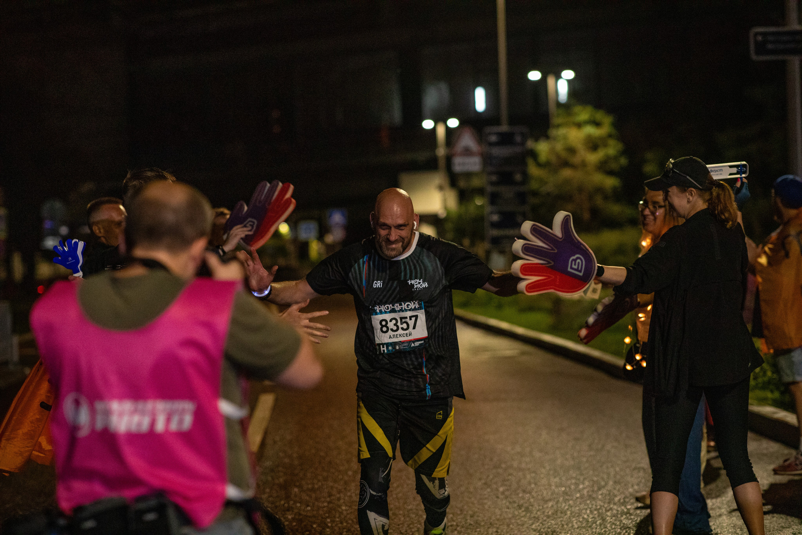 Ночной забег в ленте фотографий бегунов 03.08.24. Фотограф Сергей Ловкий