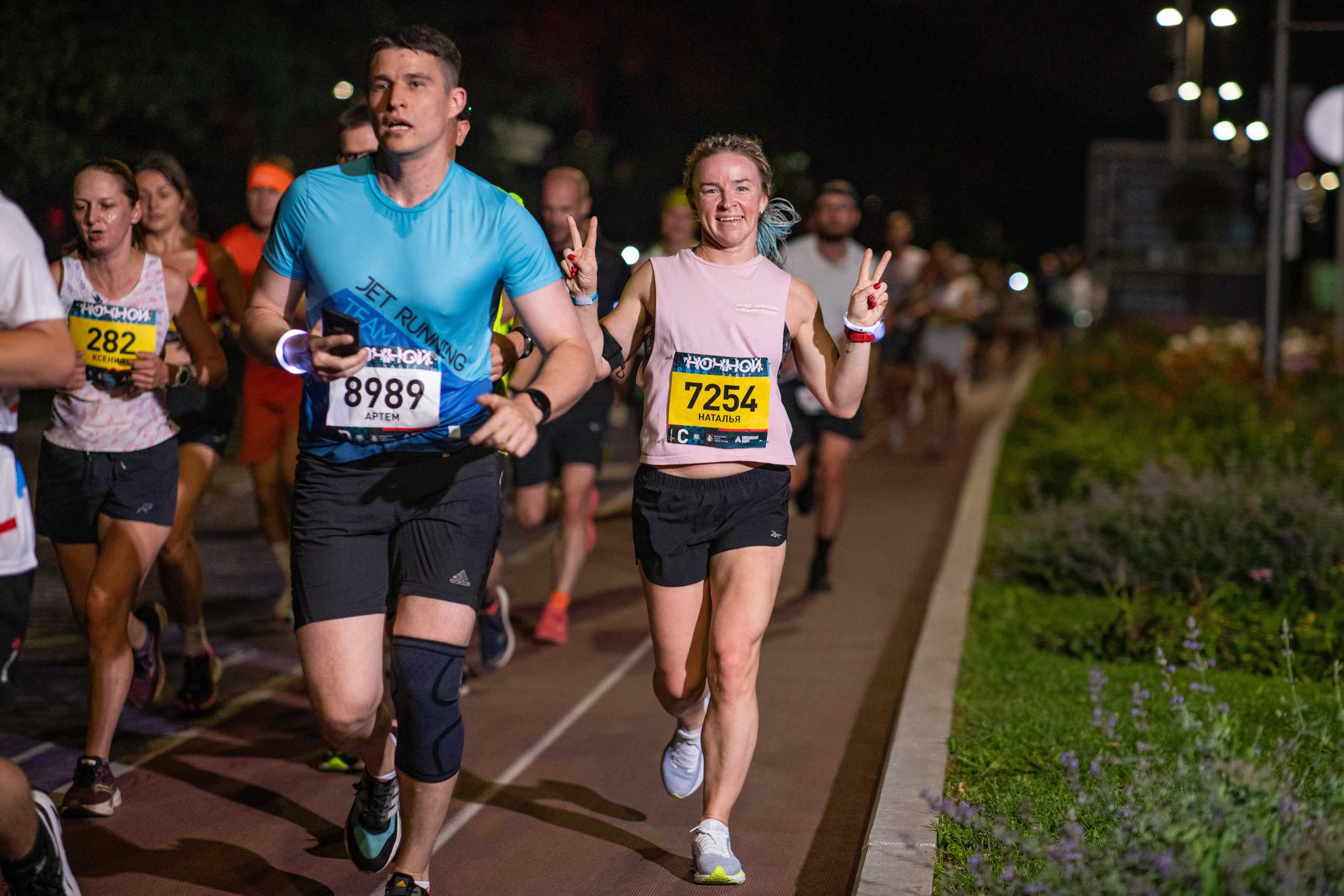 Ночной забег в ленте фотографий бегунов 03.08.24. Фотограф Сергей Ловкий