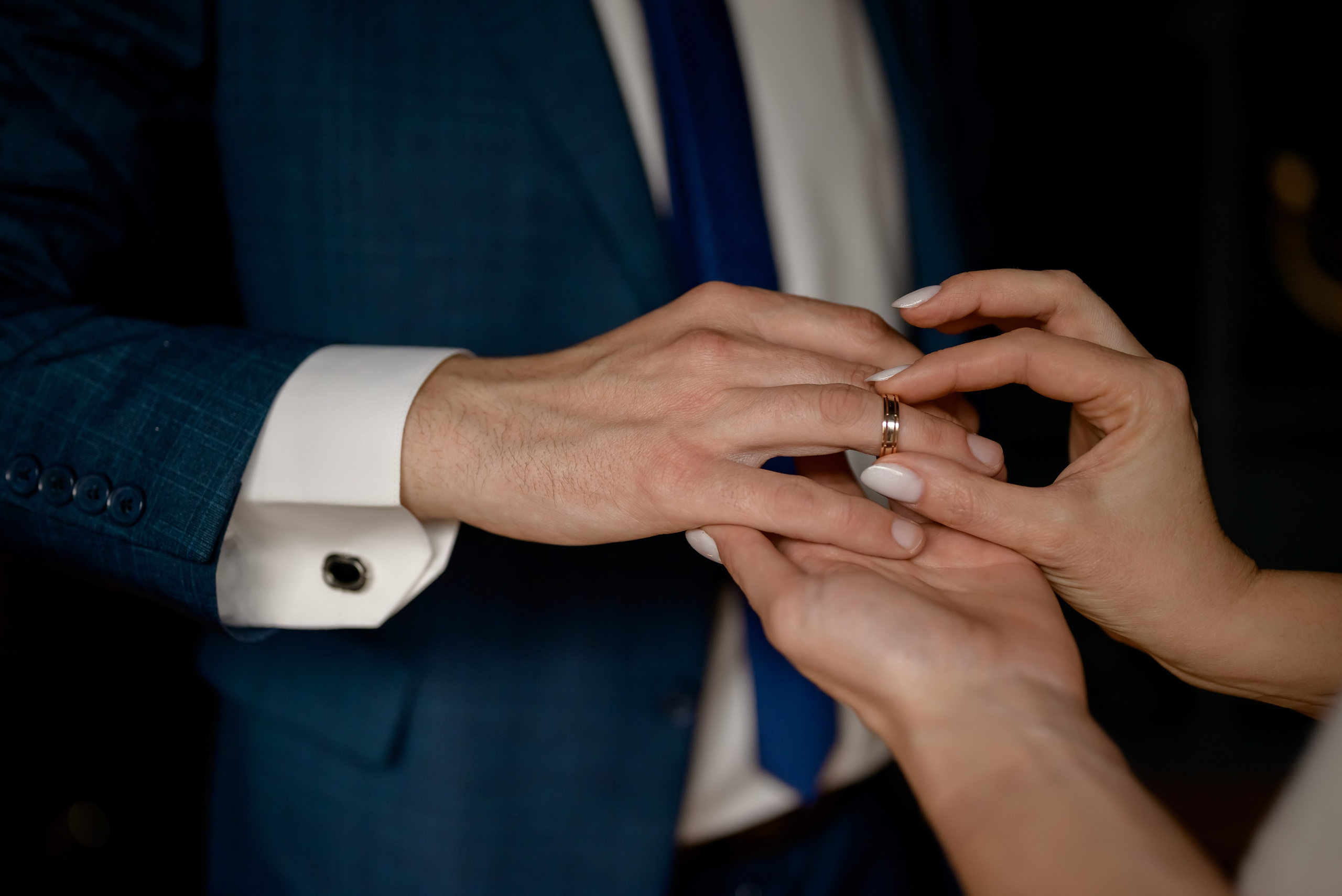 Свадебная фотосессия в синем зале. Юлия Басня семейный и свадебный фотограф в Донецке