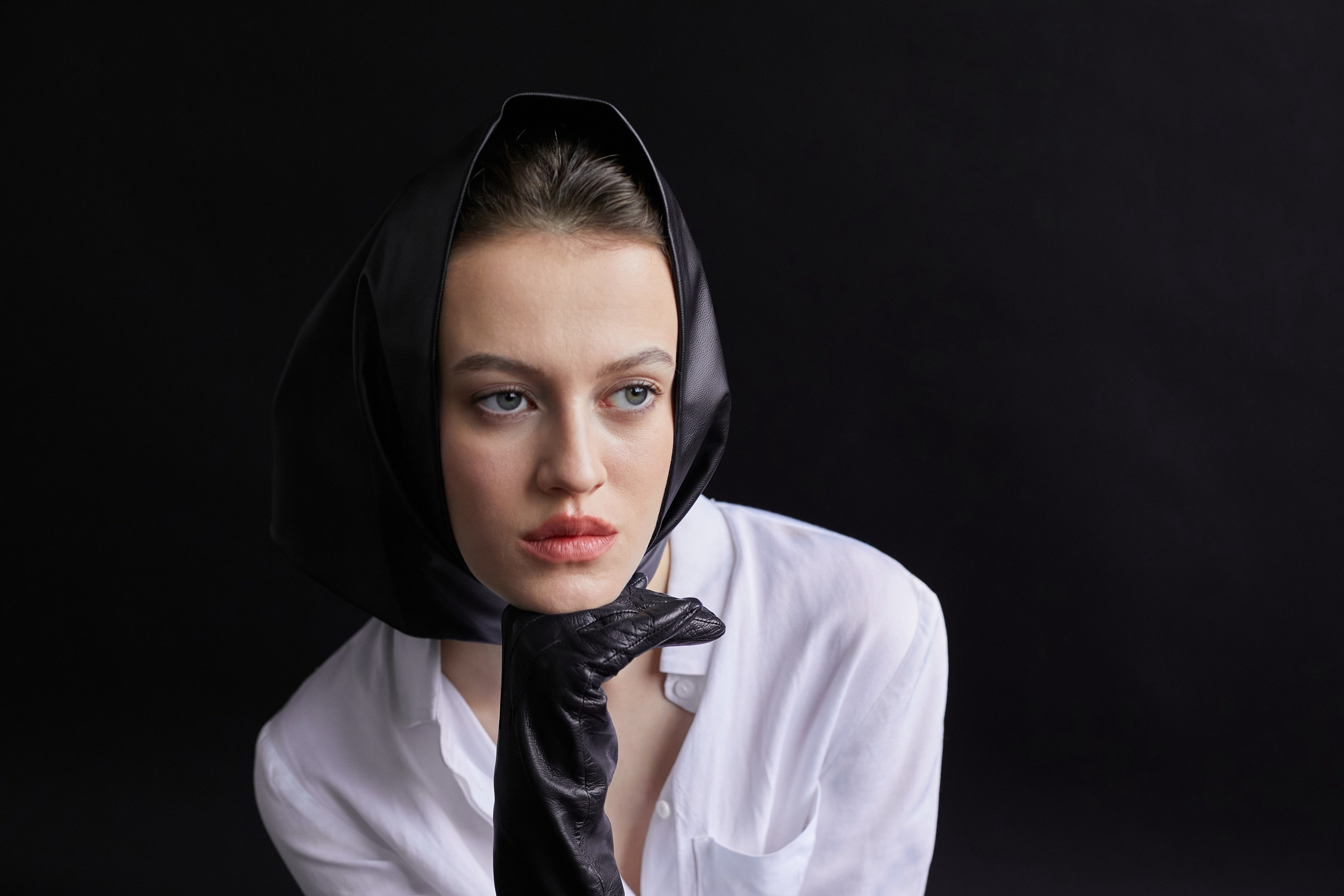 Фотограф в Москве. Студия. Студийный портрет. Девушка в черных кожаных перчатках и строгом костюме на черном фоне. Женский портрет. Воркшоп.