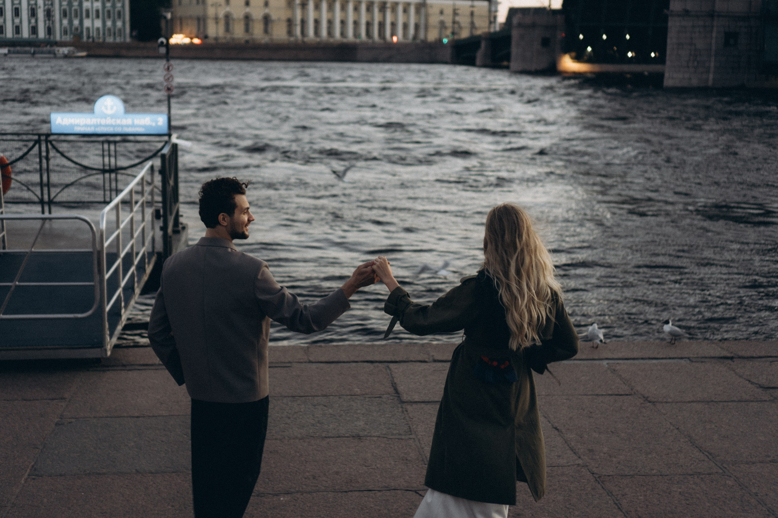 СВАДЕБНАЯ СЬЕМКА ПАРЫ НА РАССВЕТЕ В БЕЛЫЕ НОЧИ И ПРОГУЛКА С РАЗВОДНЫМИ МОСТАМИ И ПИКНИК ВОЗЛЕ ИСАКИЕВСКОГО СОБОРА. Профессиональный фотограф, Санкт-Петербург — Виктория Богомолова