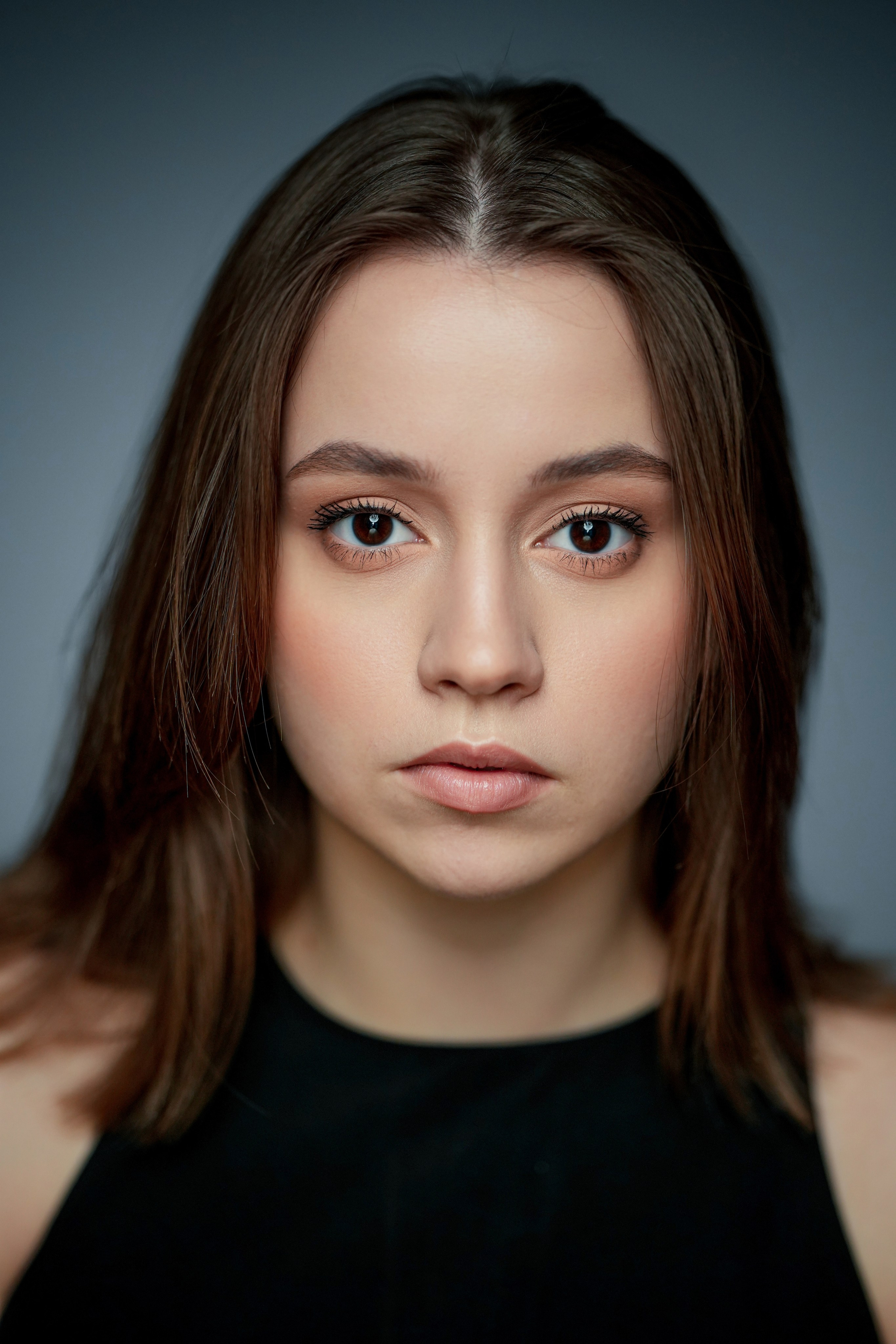 Портрет юной красивой брюнетки
