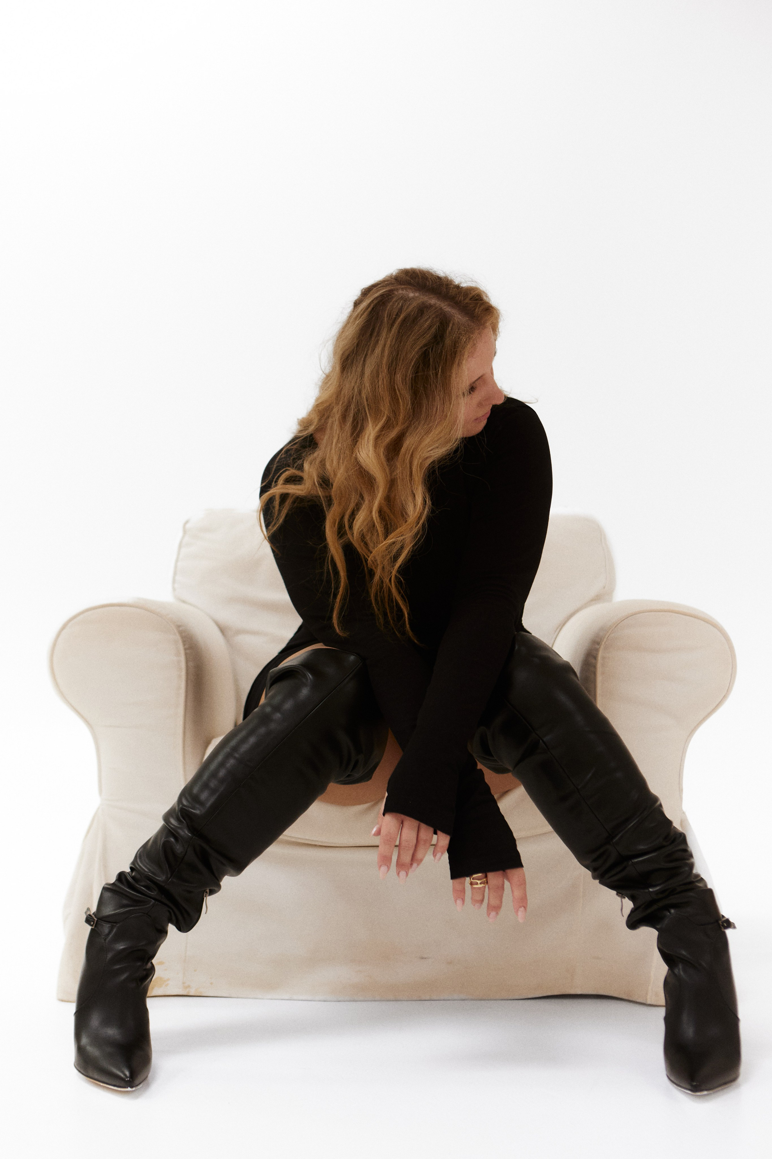 стильная фотосессия в студии, фотосессия черном платье, образ для дерзкой фотосессии,  портретный фотограф в Москве, фотосессия на циклораме