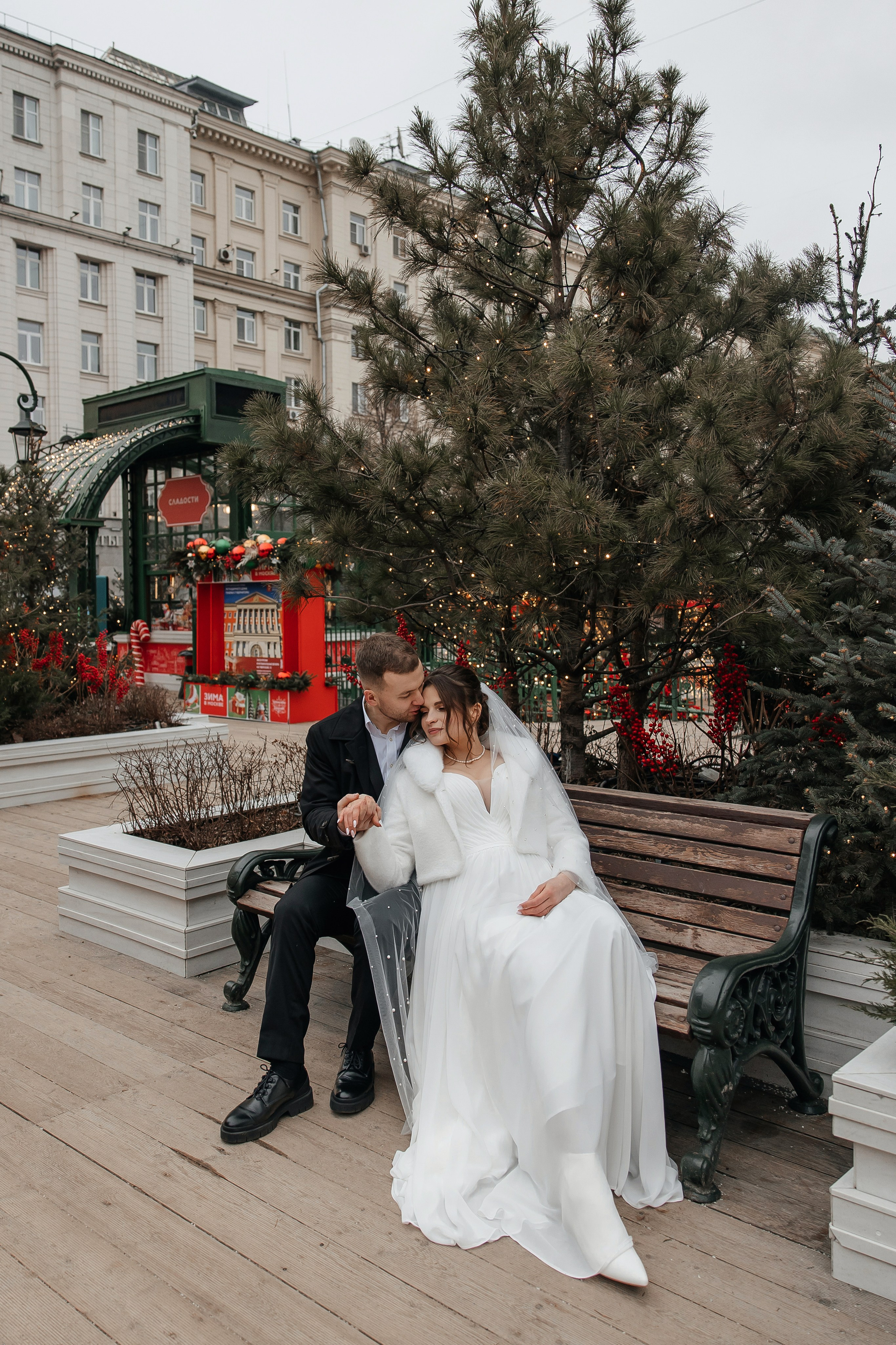 Свадебная прогулка зимой на Новогодней Ярмарке в Москве