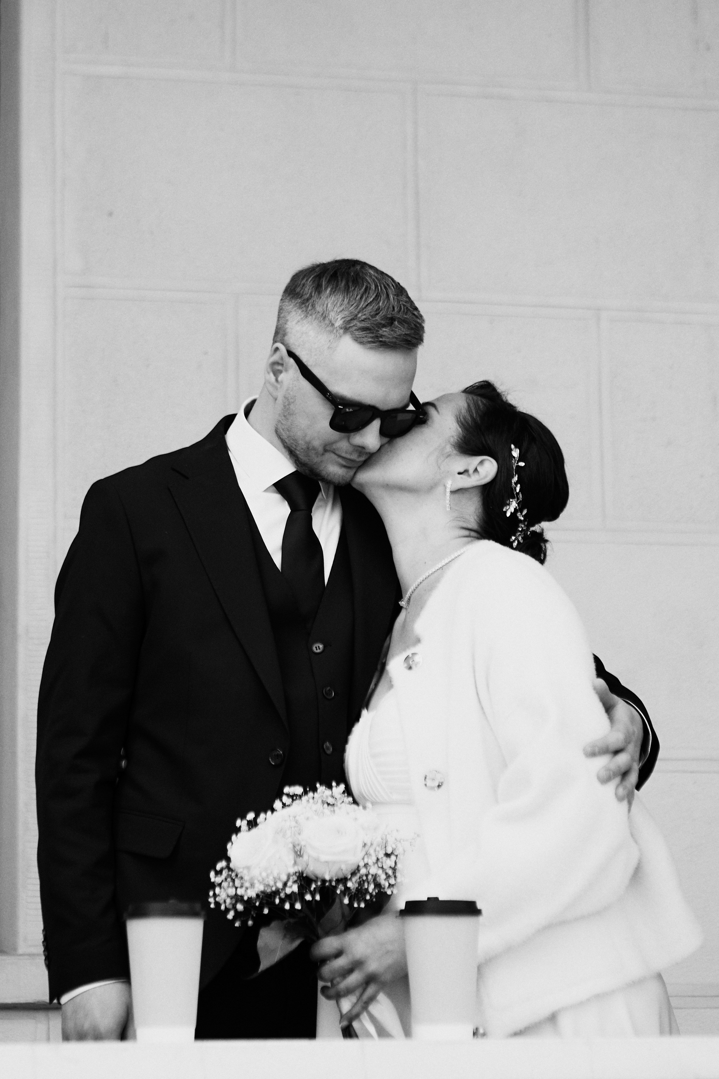 Фотограф Калагина Светлана - свадебная фотосессия на Северном речном вокзале. Жених и невеста пьют кофе