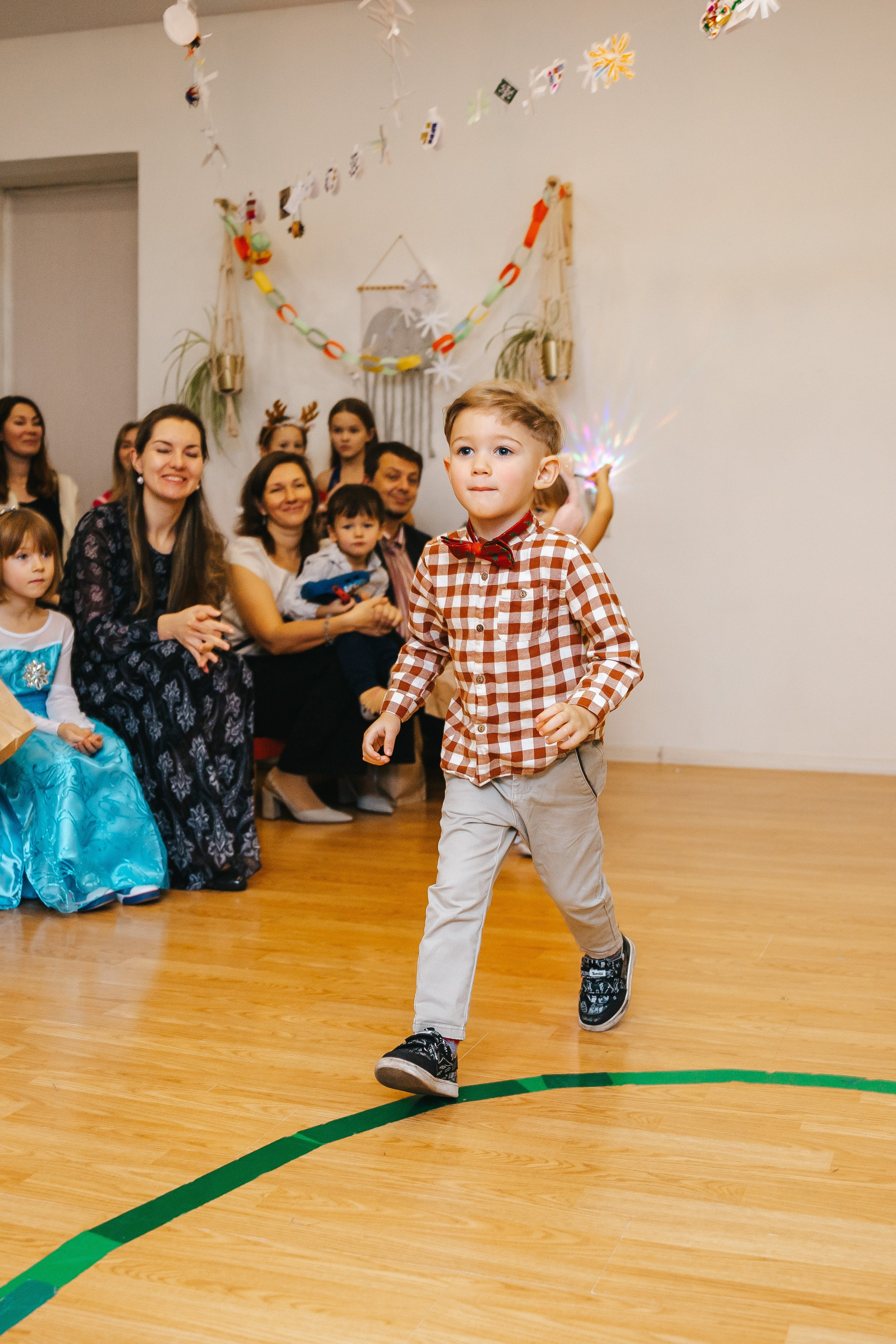 Новогодний утренник в Монтессори-садике. Семейный lifestyle фотограф в Санкт-Петербурге Людмила Пахомова