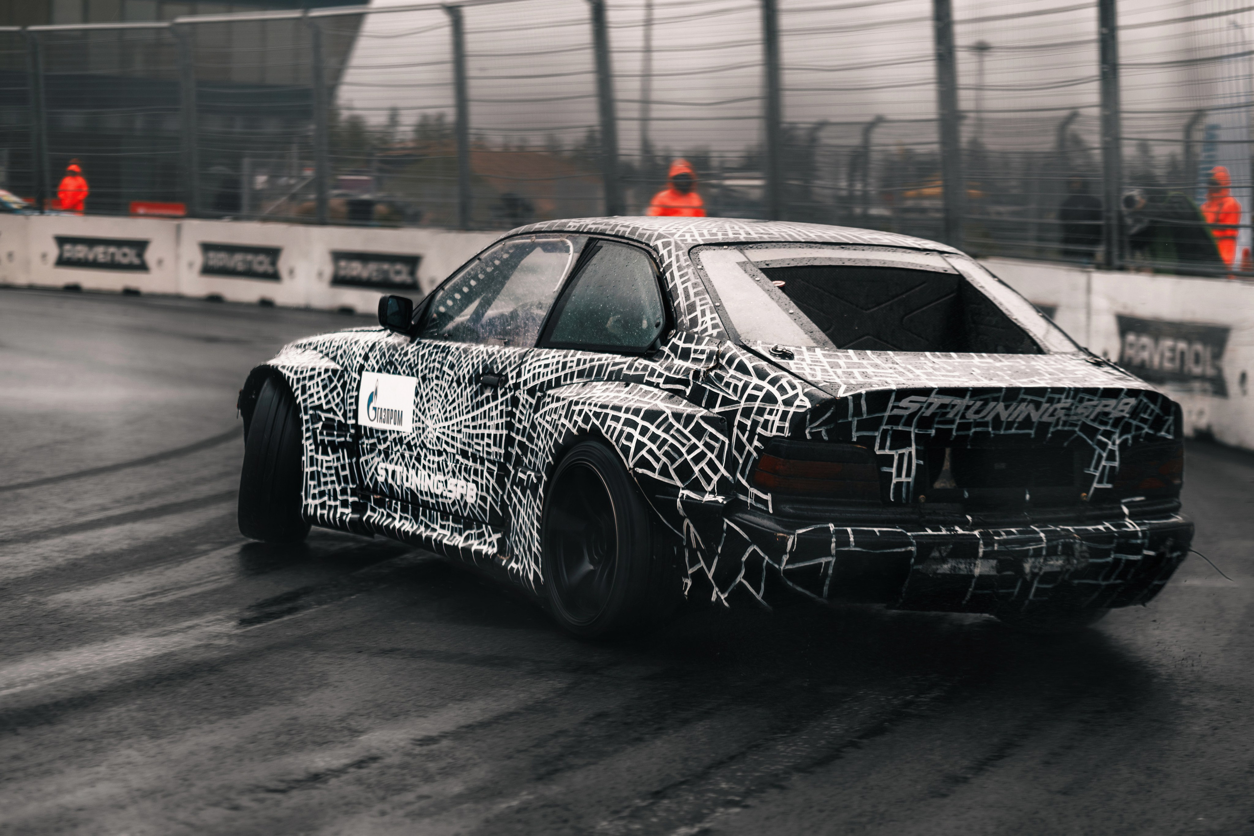 IDDC Этап 2: Бетонный Колизей и блогеры в деле