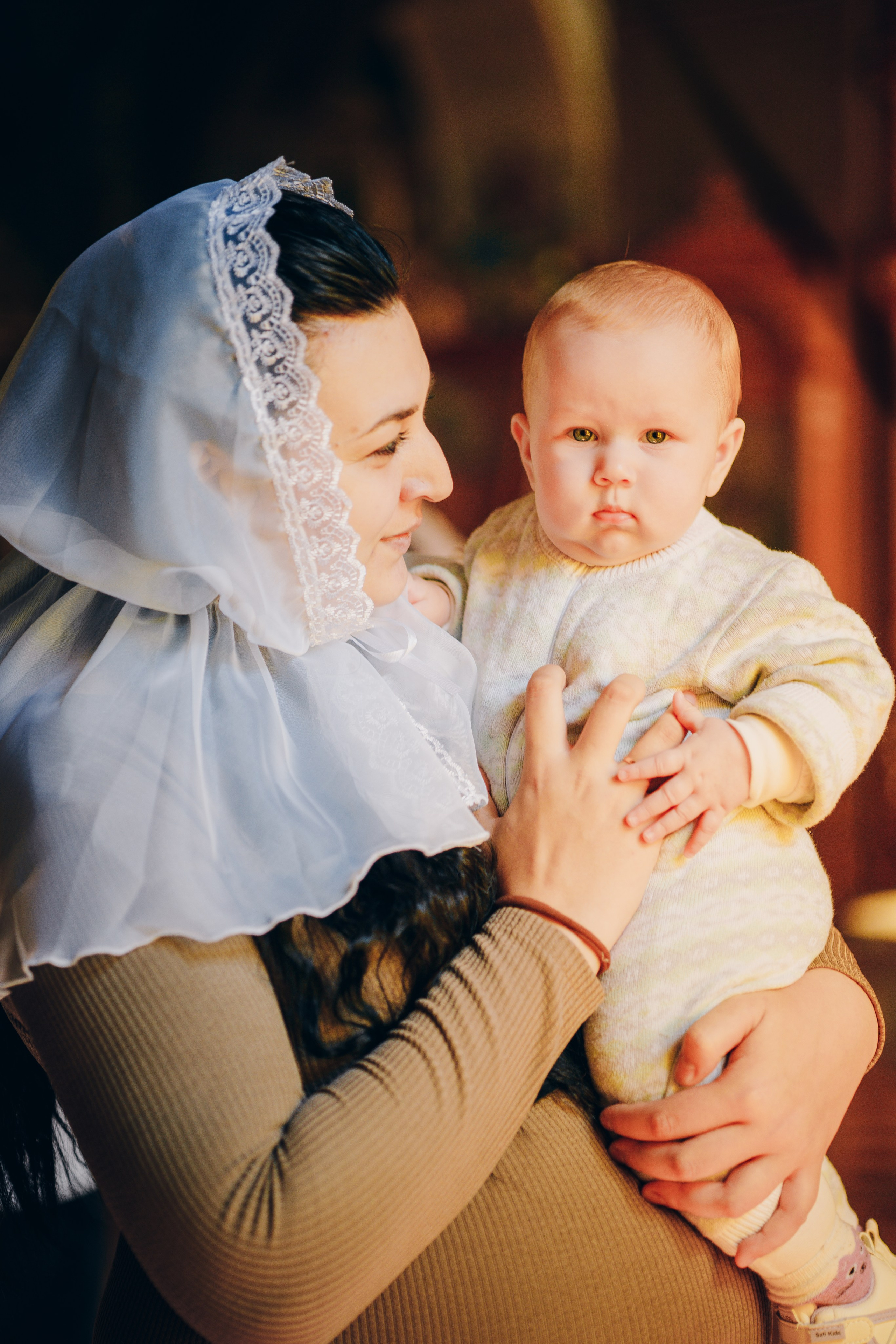 Зимняя съемка ребенка в церкви. Выпускные альбомы в Серпухове