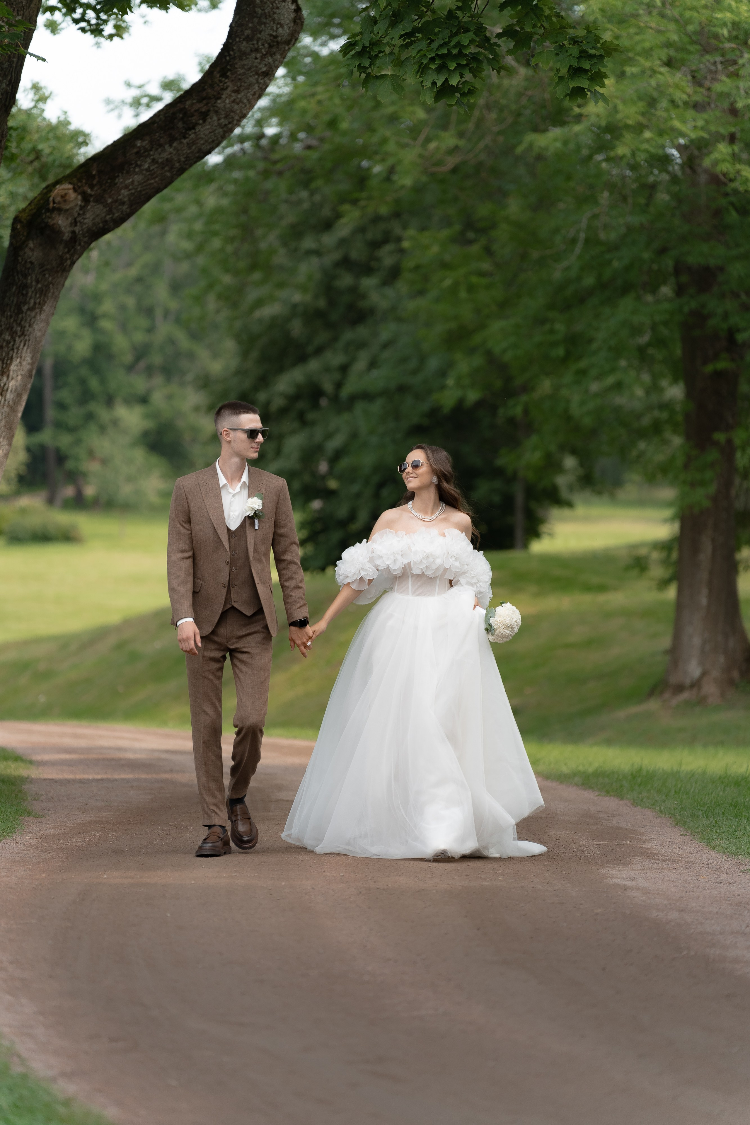 Катя и Дима идут по тенистой аллее в парке Александрия, Петергоф